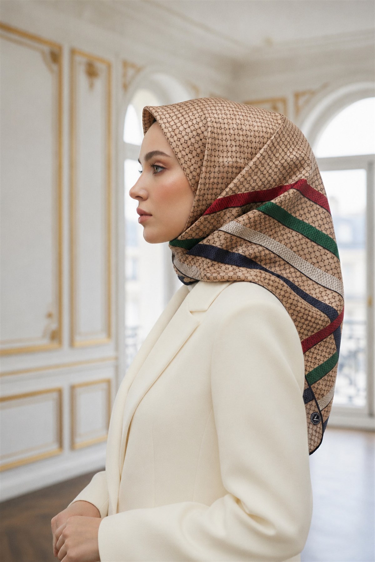 %100 Twill İpek Bantlı Monogram Desenli Bej - Lacivert Renkli 90x90 Eşarp Dikim Şekli : El Dikişi