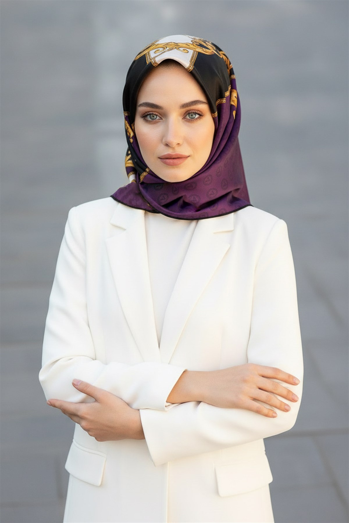 %100 Twill İpek Monogram Ve Barok Desenli Mürdüm - Siyah Renkli 90x90 Eşarp Dikim Şekli : El Dikişi