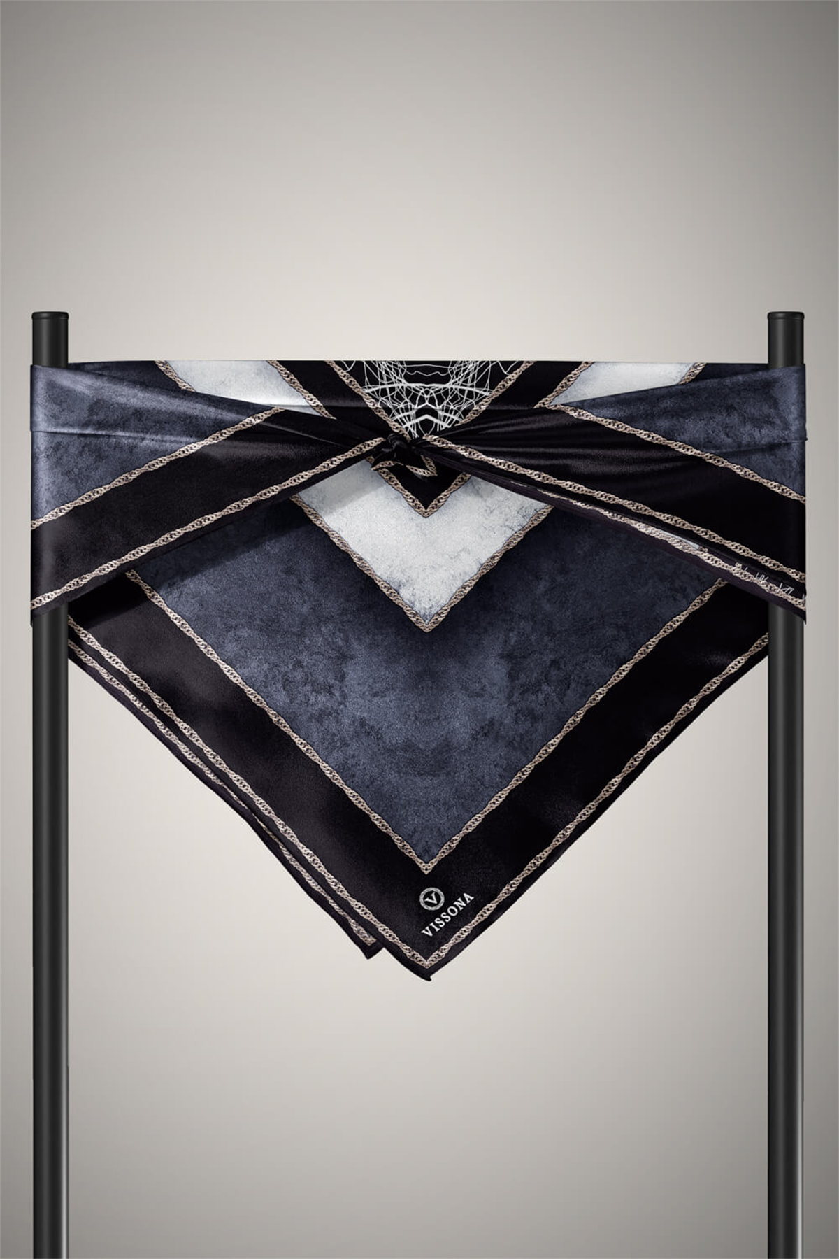 % 57 İPEK % 43 VİSKON Twill İpek Dokulu Geometrik Desenli Siyah - Krem Renkli 90x90 Eşarp Dikim Şekli : El Dikişi