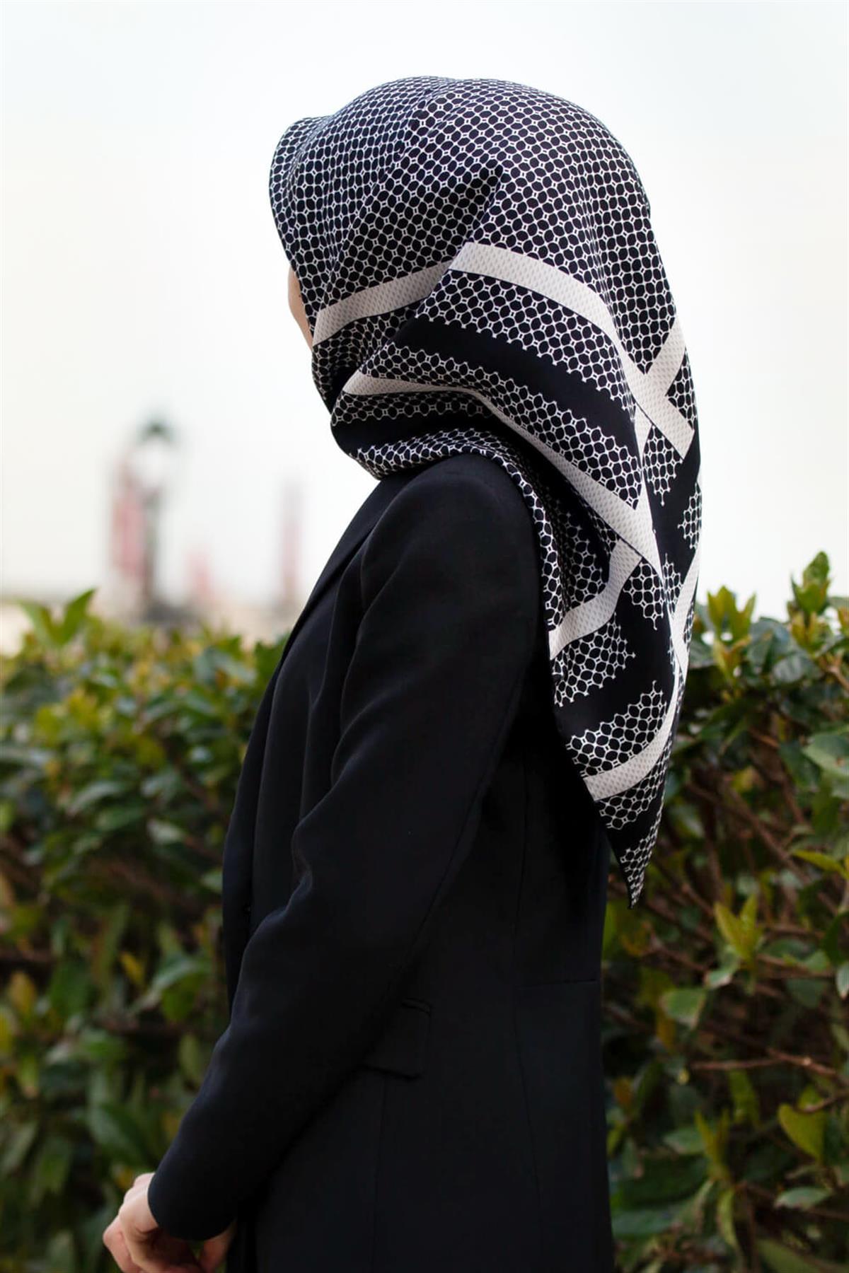 %100 Twill İpek Bantlı Monogram Desenli Siyah - Krem Renkli 90x90 Eşarp Dikim Şekli : El Dikişi