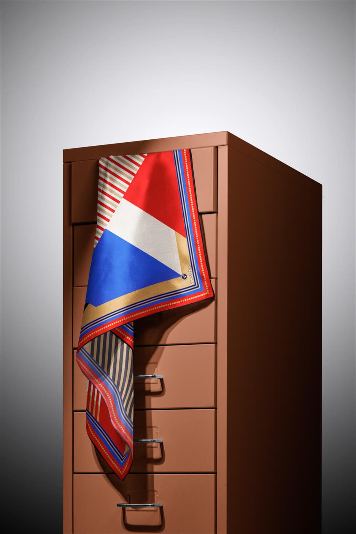 %100 Twill İpek Geometrik Desenli Kırmızı - Saks Renkli 90x90 Eşarp Dikim Şekli : El Dikişi