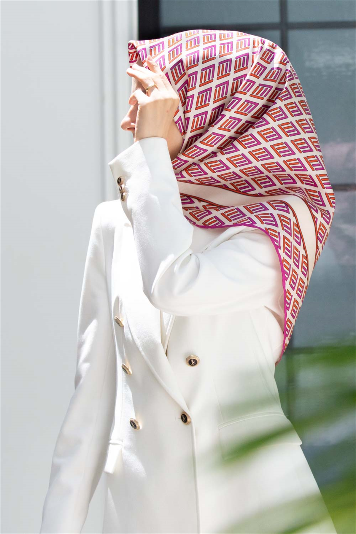 % 57 İPEK % 43 VİSKON Twill İpek Geometrik Desenli Fuşya - Turuncu Renkli 90x90 Eşarp Dikim Şekli : El Dikişi