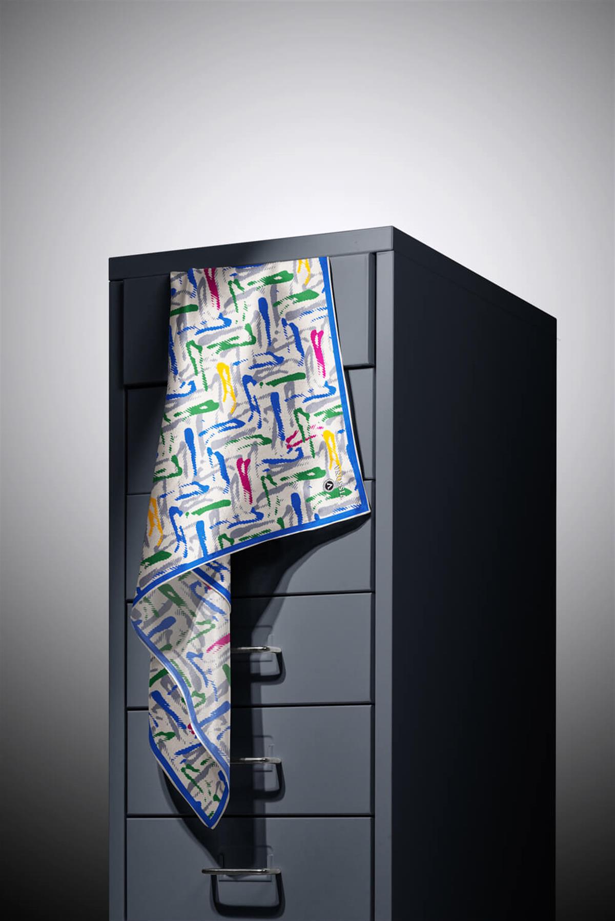 %100 Twill İpek Geometrik Desenli Saks - Zümrüt Yeşili Renkli 90x90 Eşarp Dikim Şekli : El Dikişi