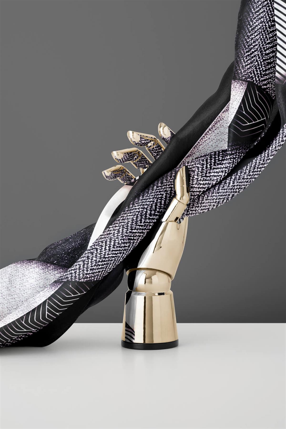 %100 Twill İpek Dokulu ve Geometrik Desenli Siyah - Kremi Renkli 90x90 Eşarp Dikim Şekli : El Dikişi