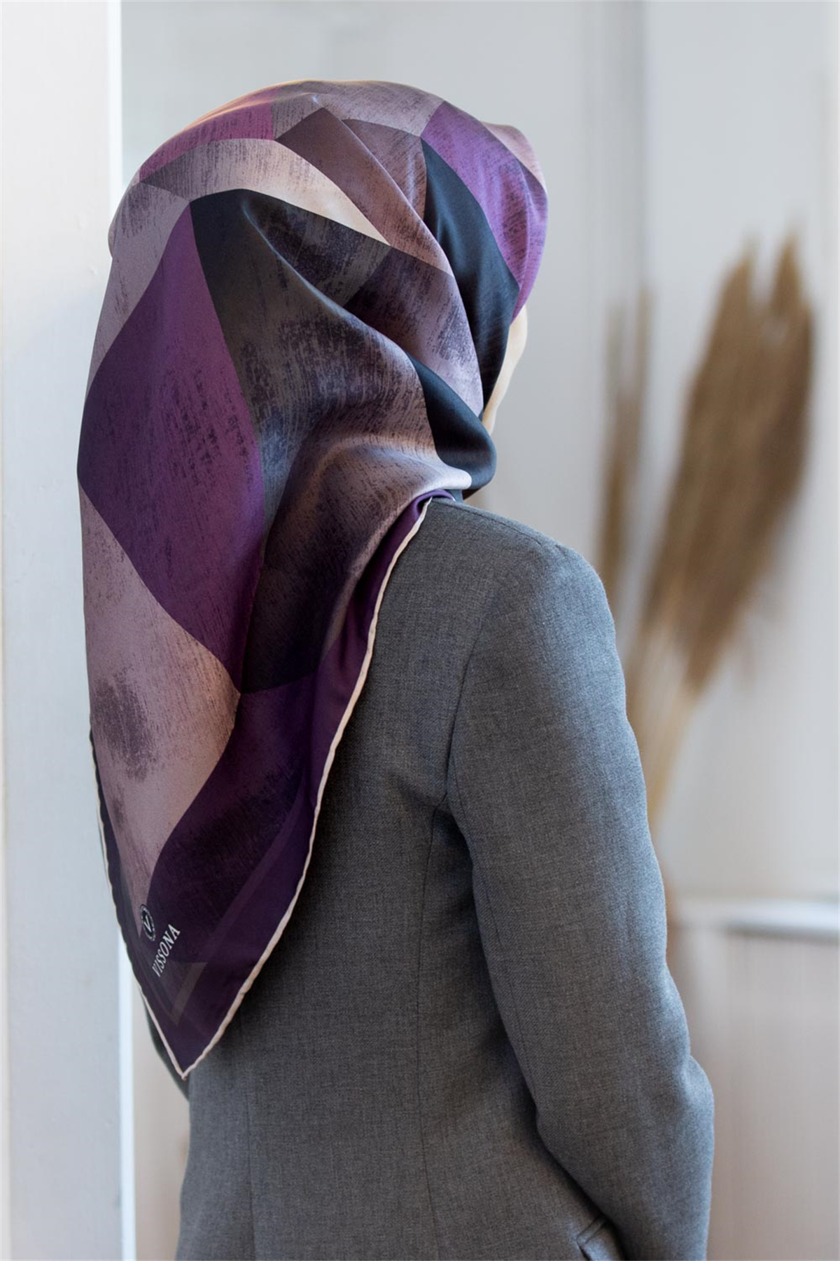 % 57 İPEK % 43 VİSKON Twill İpek Geometrik Desenli Gri - Gül Kurusu Renkli 90x90 Eşarp Dikim Şekli : El Dikişi