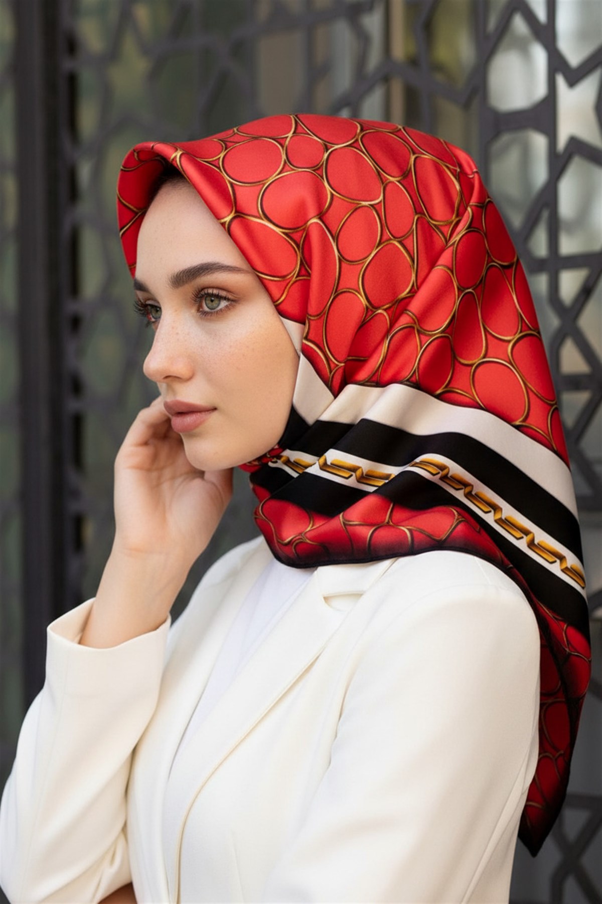 %100 Twill İpek Zincir Desenli Narçiçeği - Siyah Renkli 90x90 Eşarp Kenar Dikiş Şekli El Dikişli