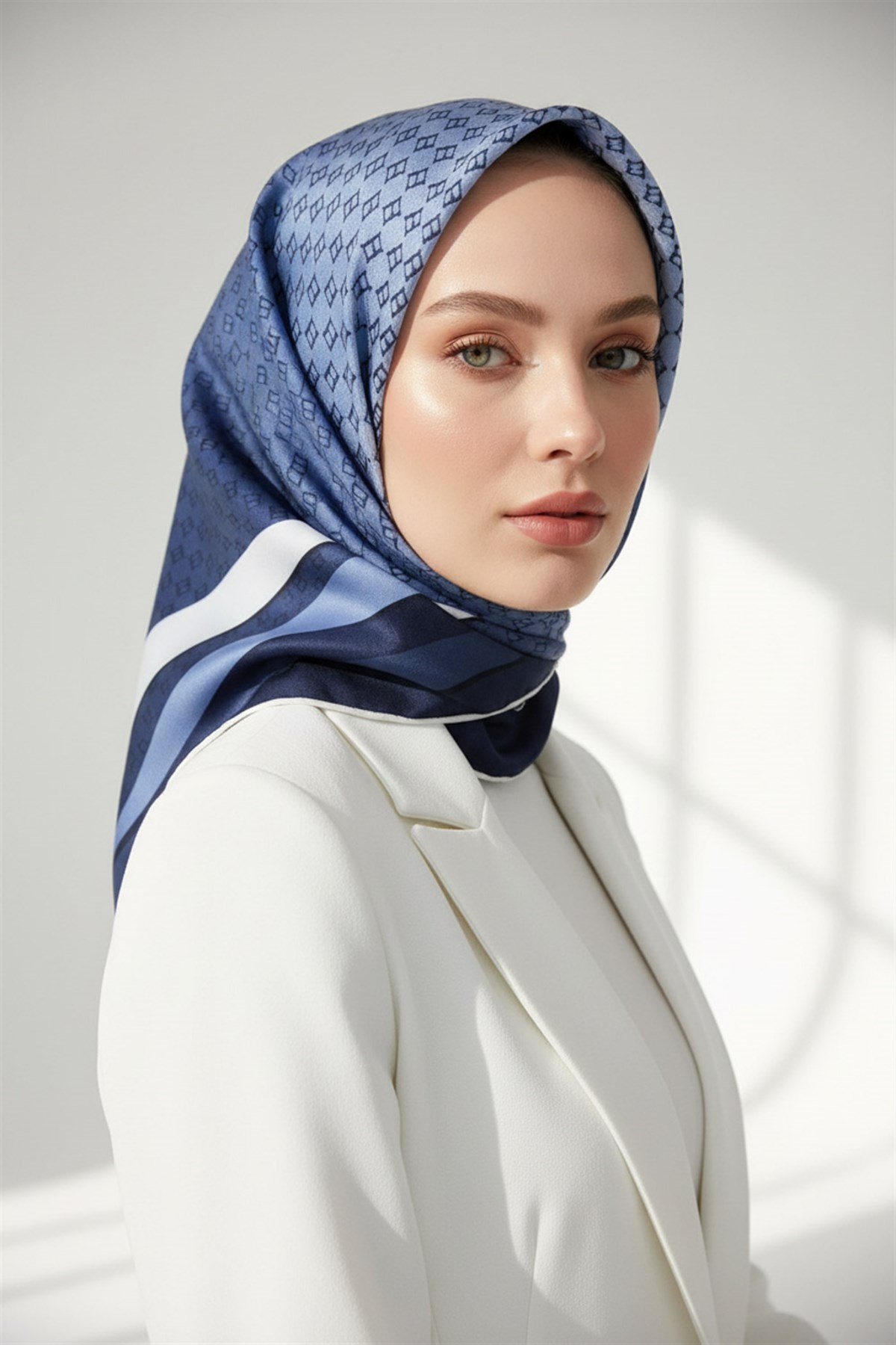 %100 Twill İpek Degrade Desenli İndigo - Bebe Mavisi Renkli 90x90 Eşarp Dikim Şekli : El Dikişi