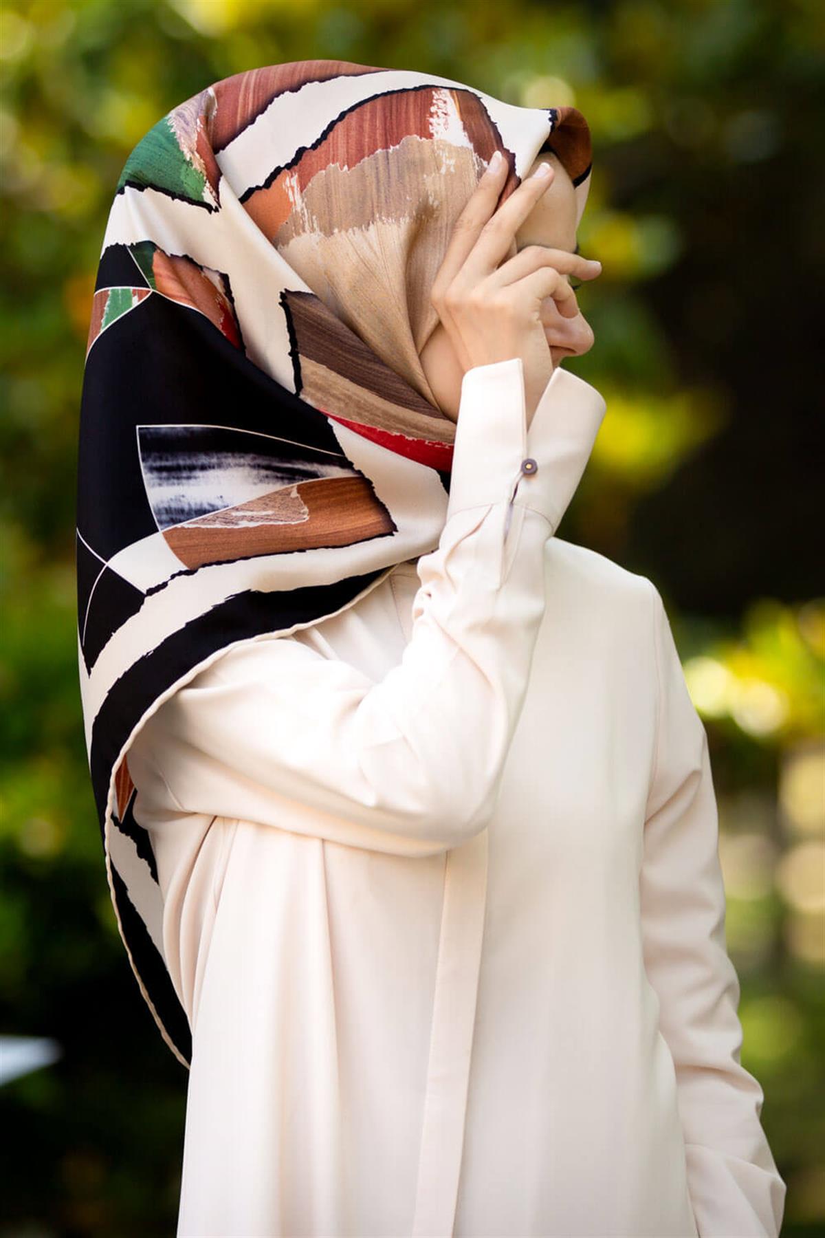 %100 Twill İpek Geometrik Desenli Turuncu - Zümrüt Yeşili Renkli 90x90 Eşarp Dikim Şekli : El Dikişi