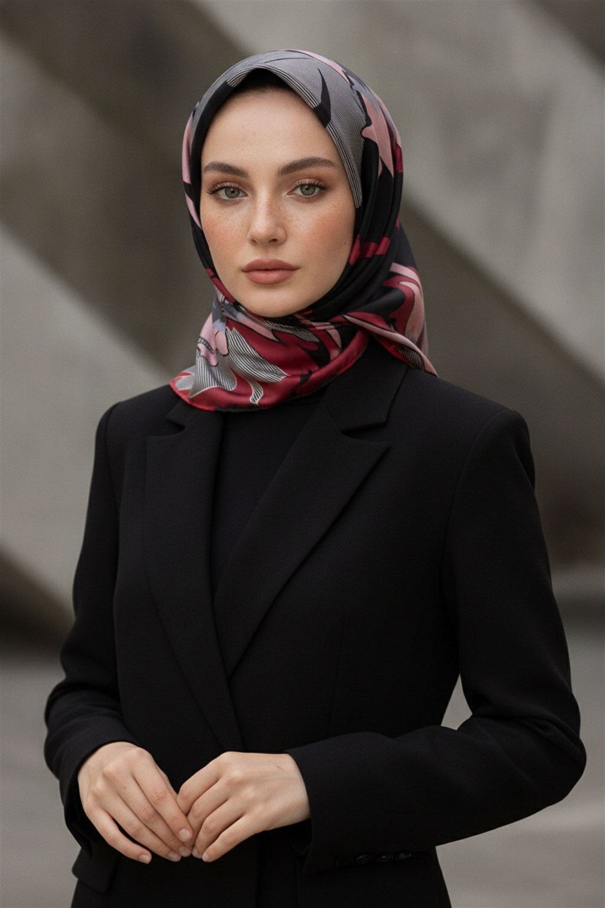 %100 Twill İpek Çiçek Desenli Siyah - Bordo Renkli 90x90 Eşarp Dikim Şekli : El Dikişi