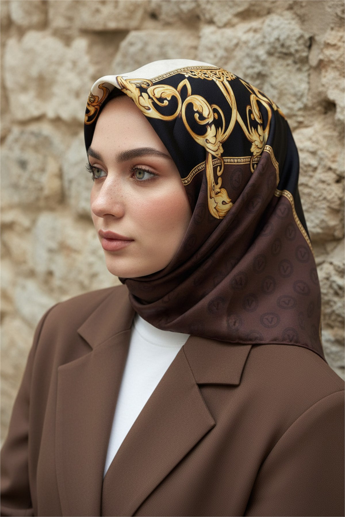%100 Twill İpek Monogram Ve Barok Desenli Kahverengi Renkli 90x90 Eşarp Dikim Şekli : El Dikişi