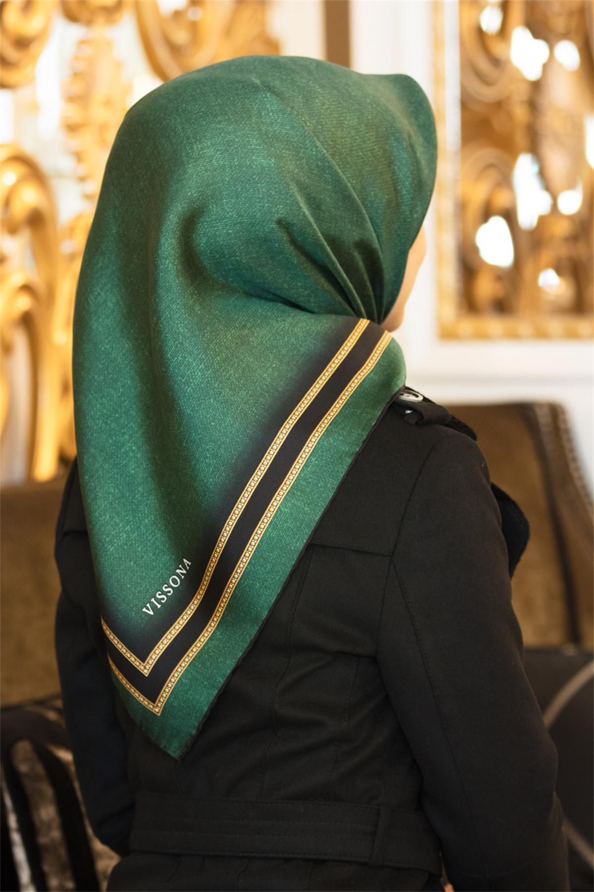 % 57 İPEK % 43 VİSKON Twill İpek Dokulu Şerit Desenli Siyah - Zümrüt Yeşili Renkli 90x90 Eşarp Dikim Şekli : El Dikişi