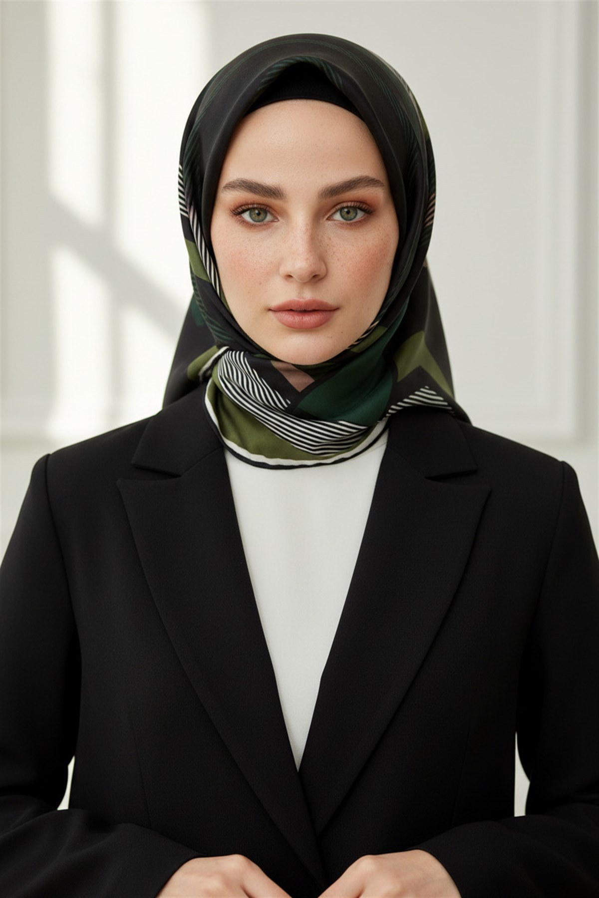 % 57 İPEK % 43 VİSKON Twill İpek Geometrik Desenli Haki - Siyah Renkli 90x90 Eşarp Dikim Şekli : El Dikişi