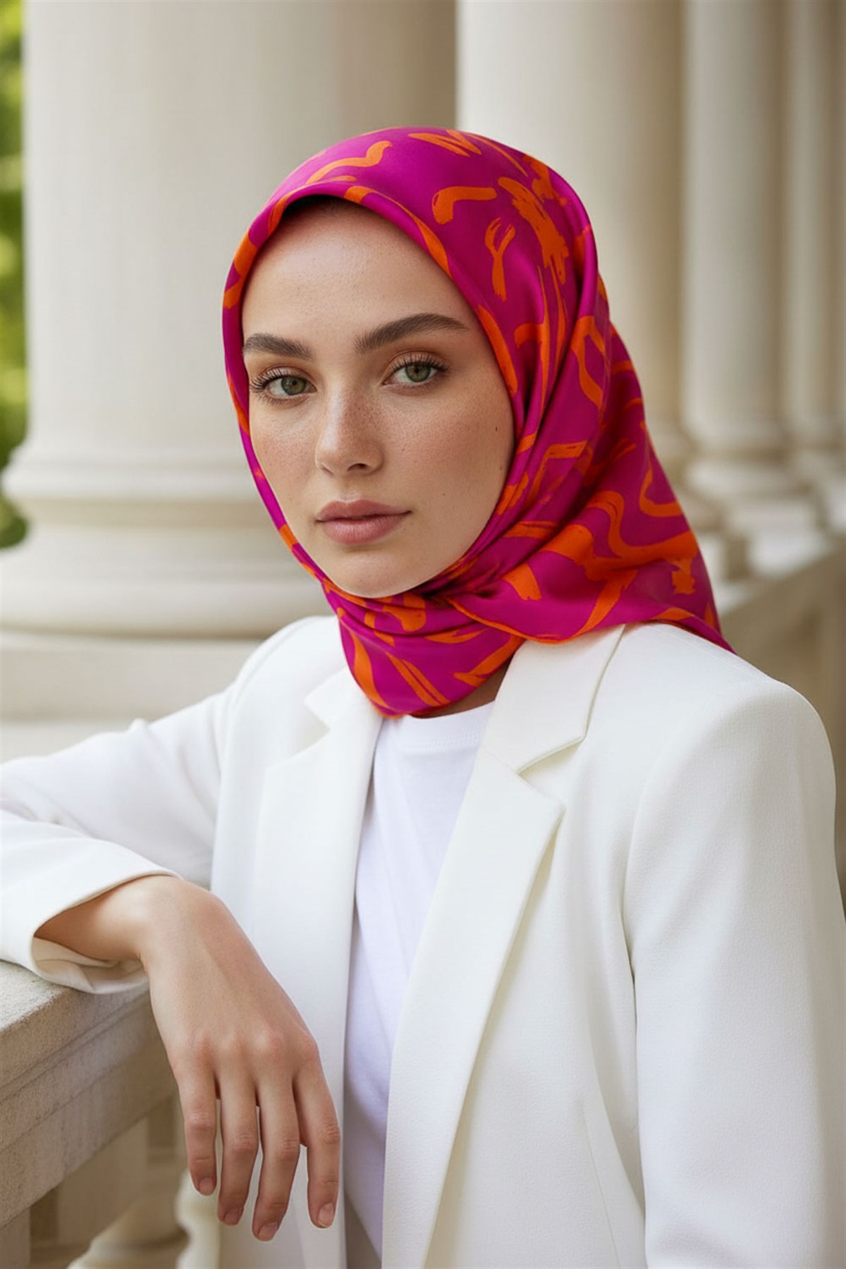 % 57 İPEK % 43 VİSKON Twill İpek Büyük Çiçek Desenli Fuşya - Turuncu Renkli 90x90 Eşarp Dikim Şekli : El Dikişi