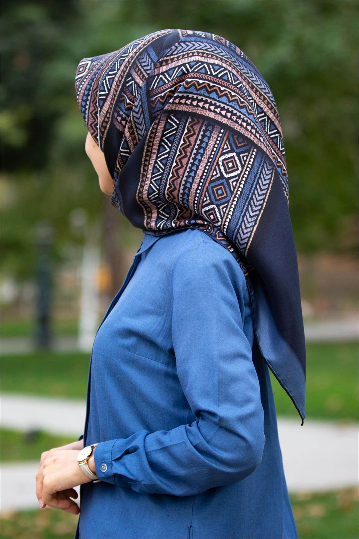 %100 Twill İpek Etnik Desenli İndigo - Lacivert Renkli 90x90 Eşarp Dikim Şekli : El Dikişi