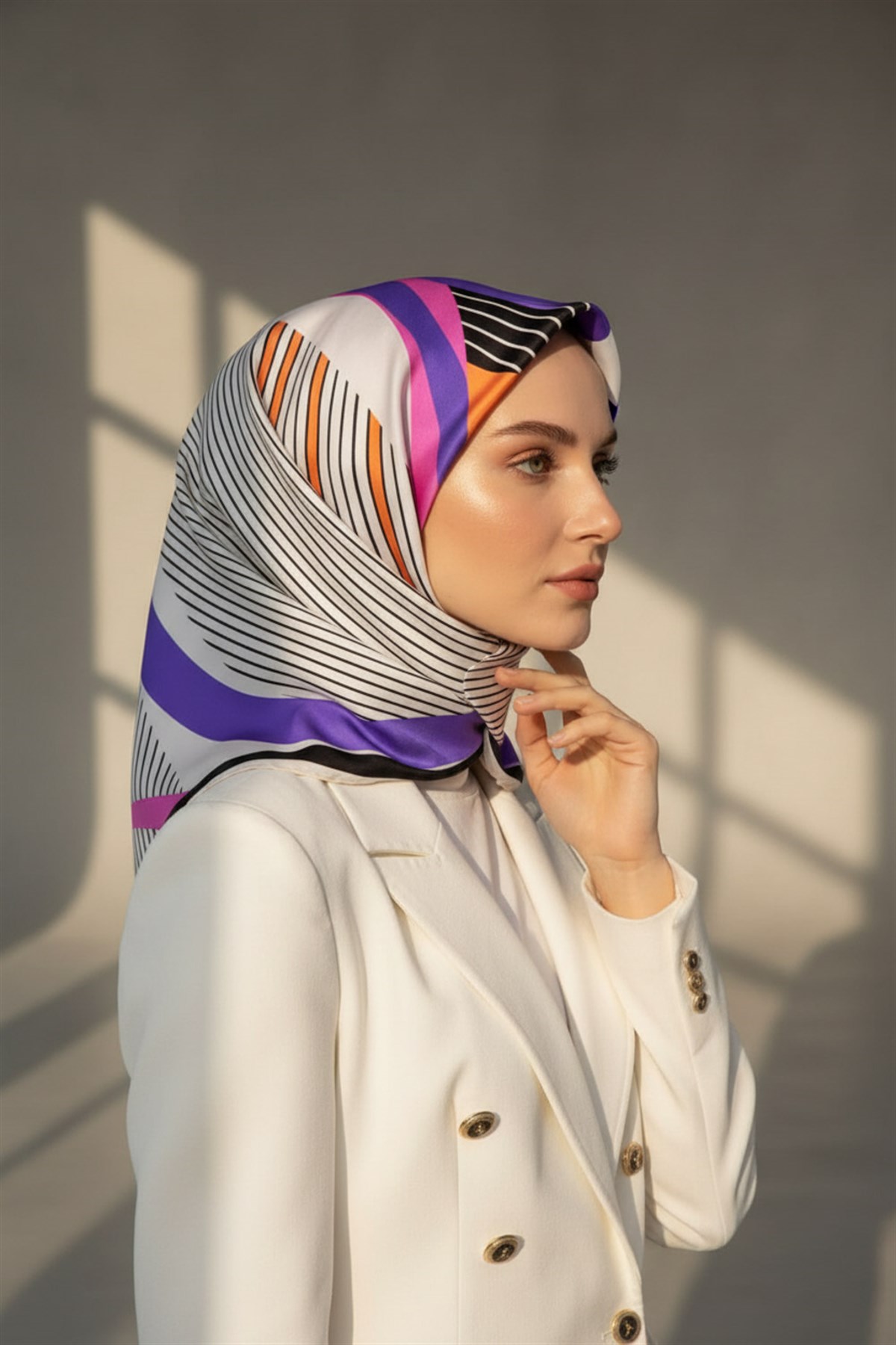 %100 Twill İpek Çizgili Geometrik Desenli Beyaz - Mor Renkli 90x90 Eşarp Dikim Şekli : El Dikişi
