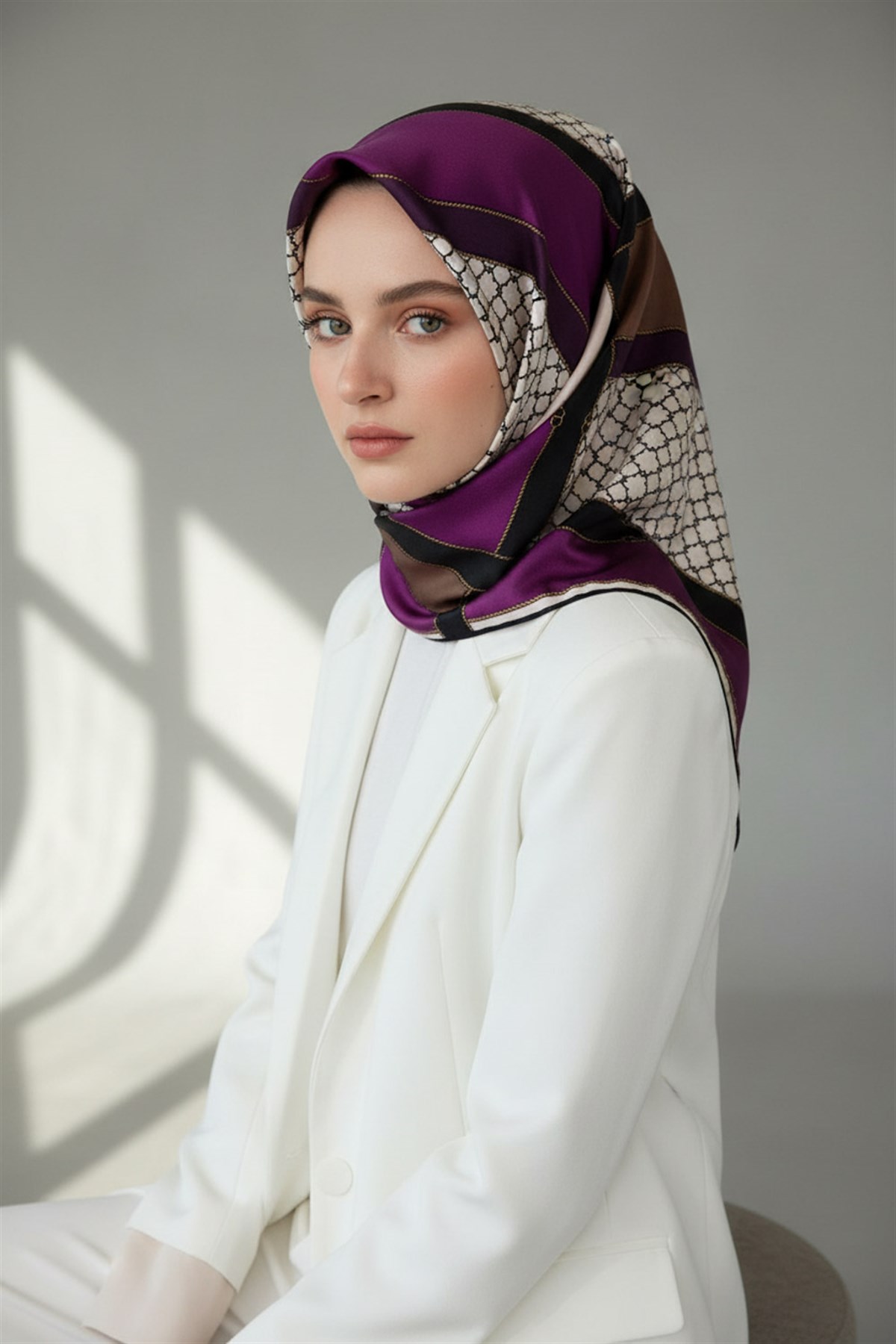 %100 Twill İpek Geometrik Desenli Mürdüm - Siyah Renkli 90x90 Eşarp Dikim Şekli : El Dikişi