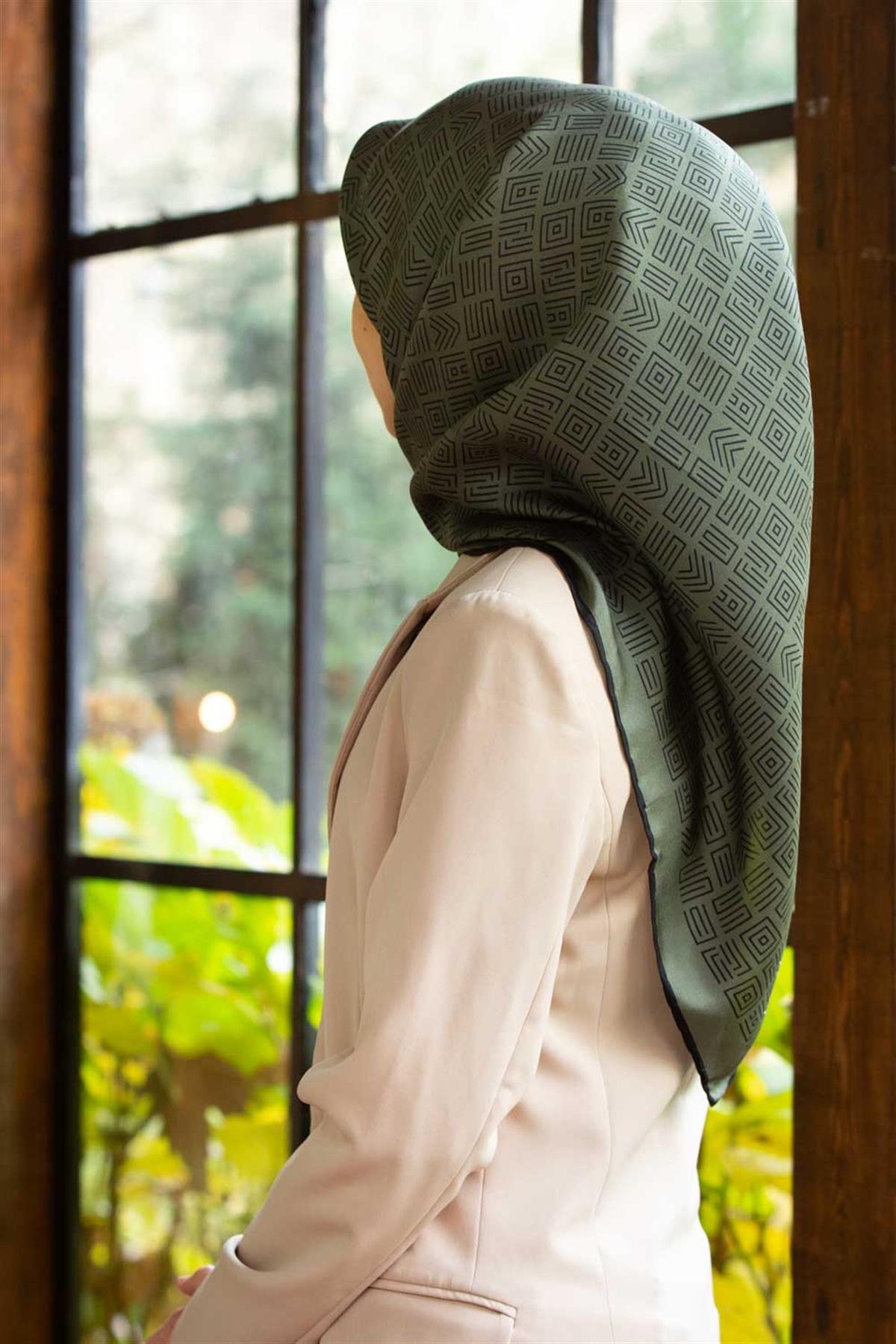 100% Twill İpek Etnik Motif Desenli Haki - Siyah Renkli 90x90 Dikim Şekli : El Dikişi Eşarp