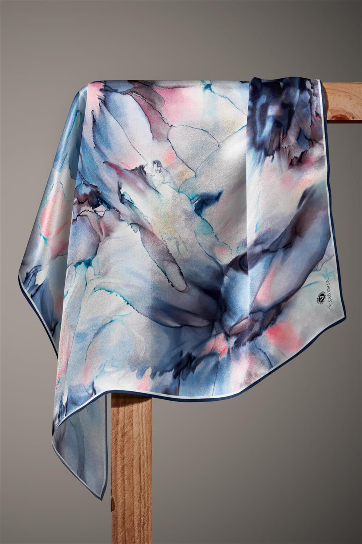 %100 Twill İpek Batik Çiçek Desenli Bebe Mavisi - Pudra Renkli 90x90 Eşarp Kenar Dikiş Şekli El Dikişli