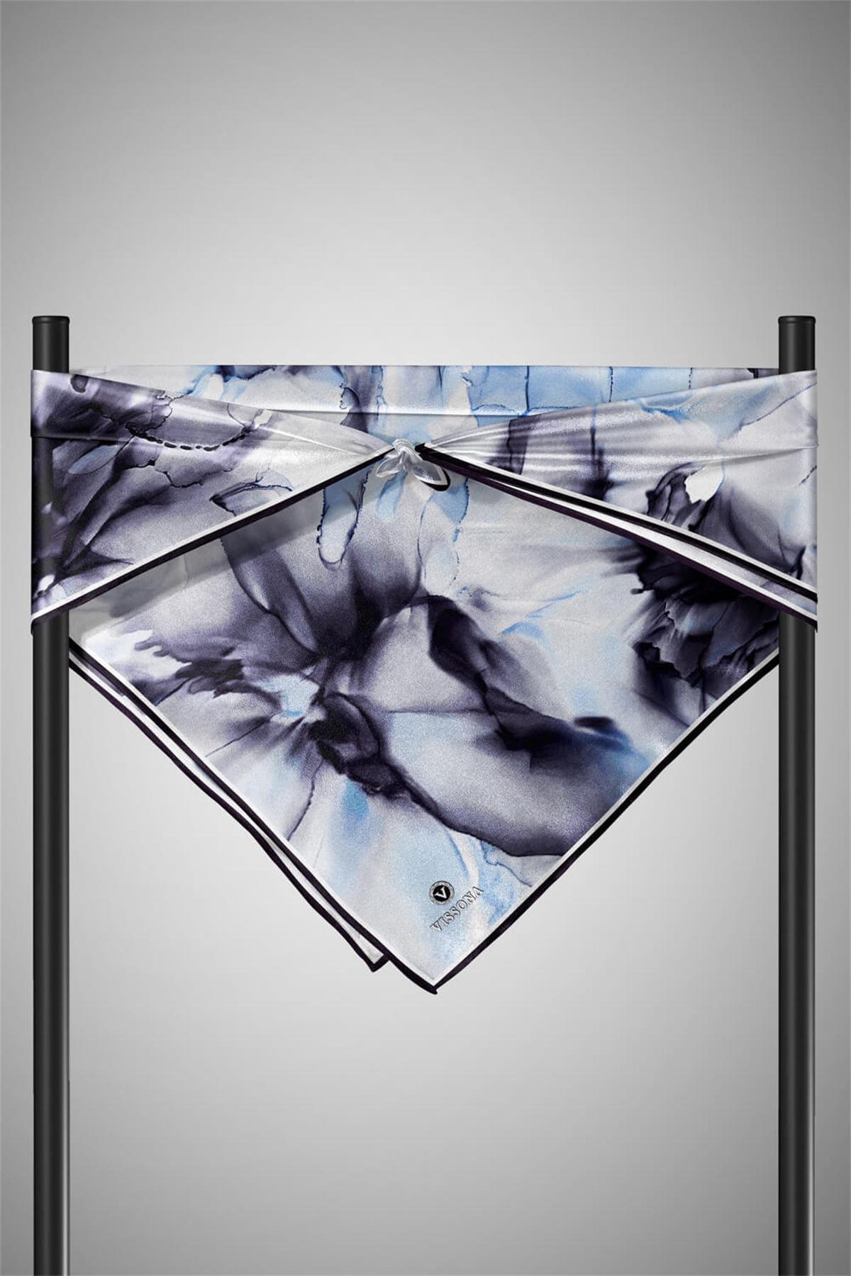 % 57 İPEK % 43 VİSKON Twill İpek Batik Çiçek Desenli Gri - İndigo Renkli 90x90 Eşarp Kenar Dikiş Şekli El Dikişli