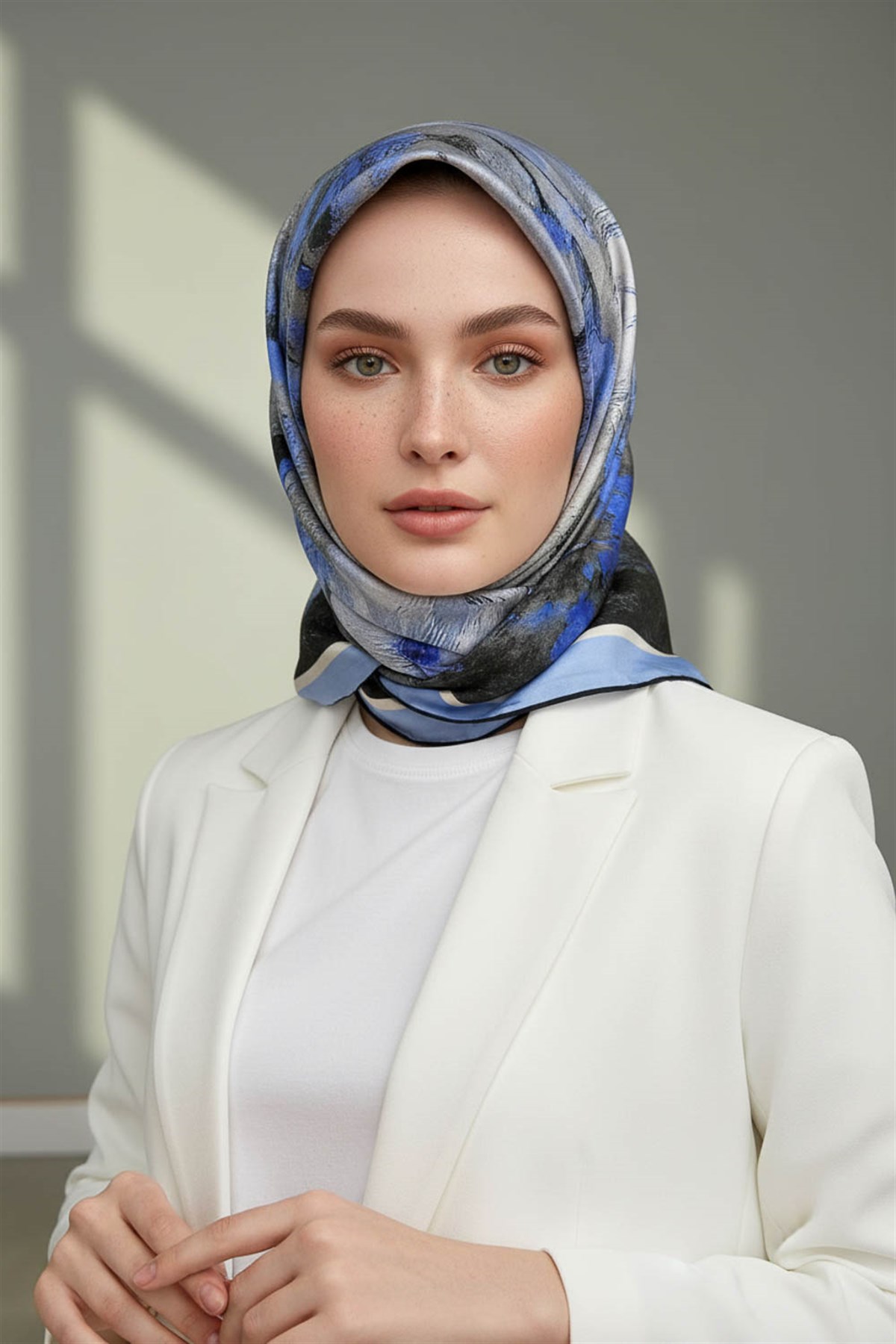 %100 Twill İpek Yağlı Boya Çiçek Desenli İndigo Renkli 90x90 Eşarp Dikim Şekli : El Dikişi