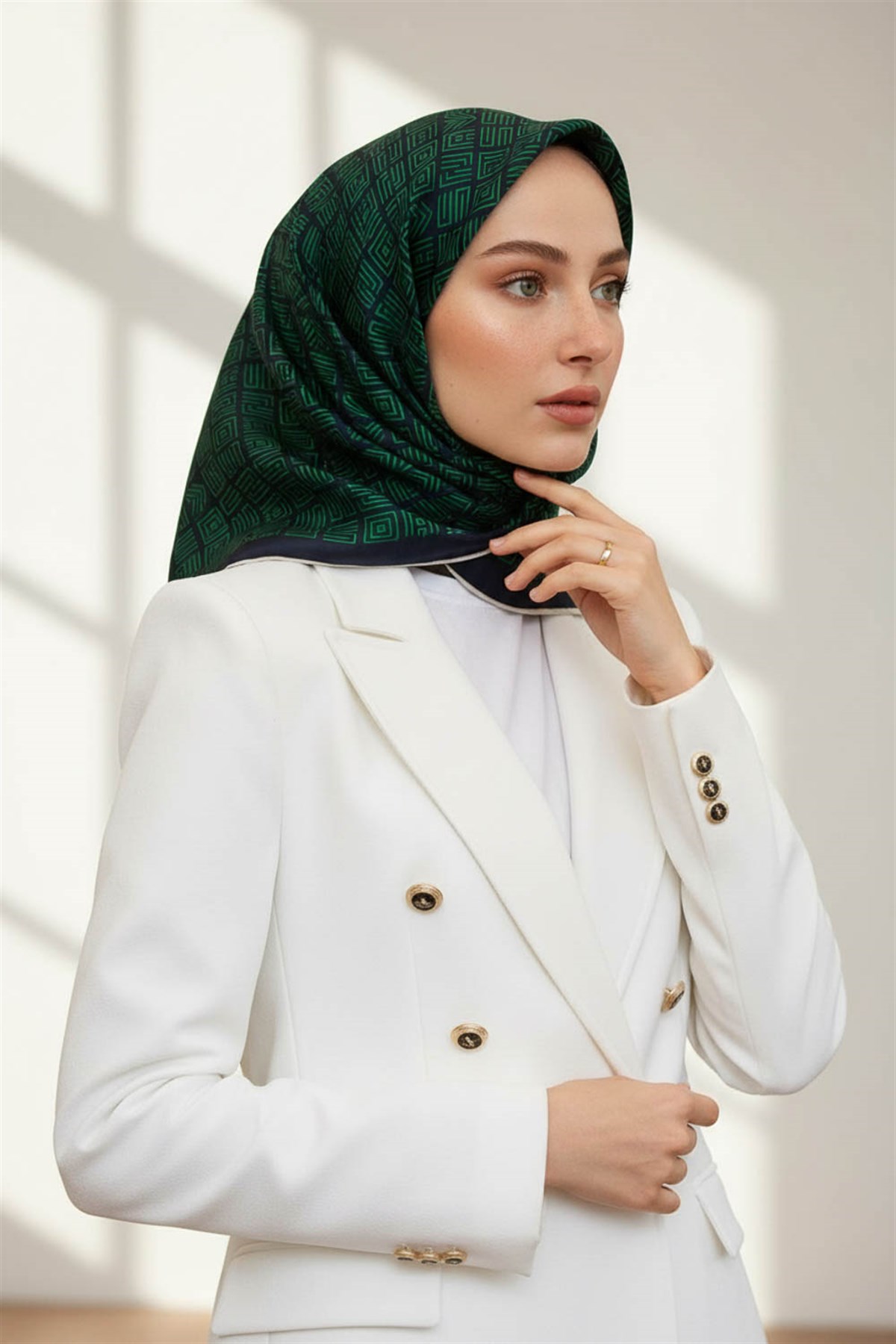 100% Twill İpek Etnik Motif Desenli Zümrüt Yeşili - Lacivert Renkli 90x90 Dikim Şekli : El Dikişi Eşarp