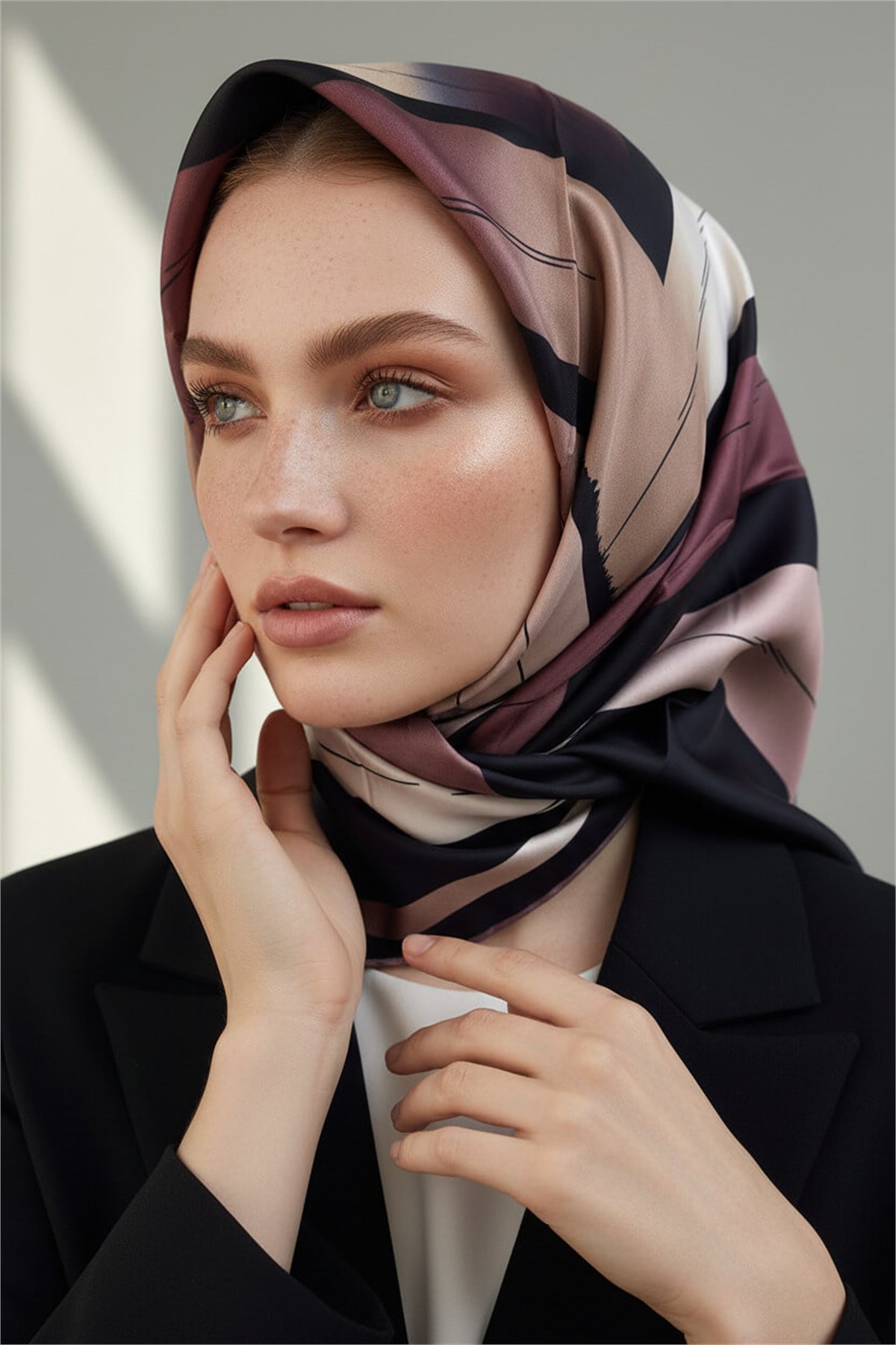 %100 Twill İpek Geometrik Fırça İzi Desenli Siyah - Gül Kurusu Renkli 90x90 Eşarp Dikim Şekli : El Dikişi