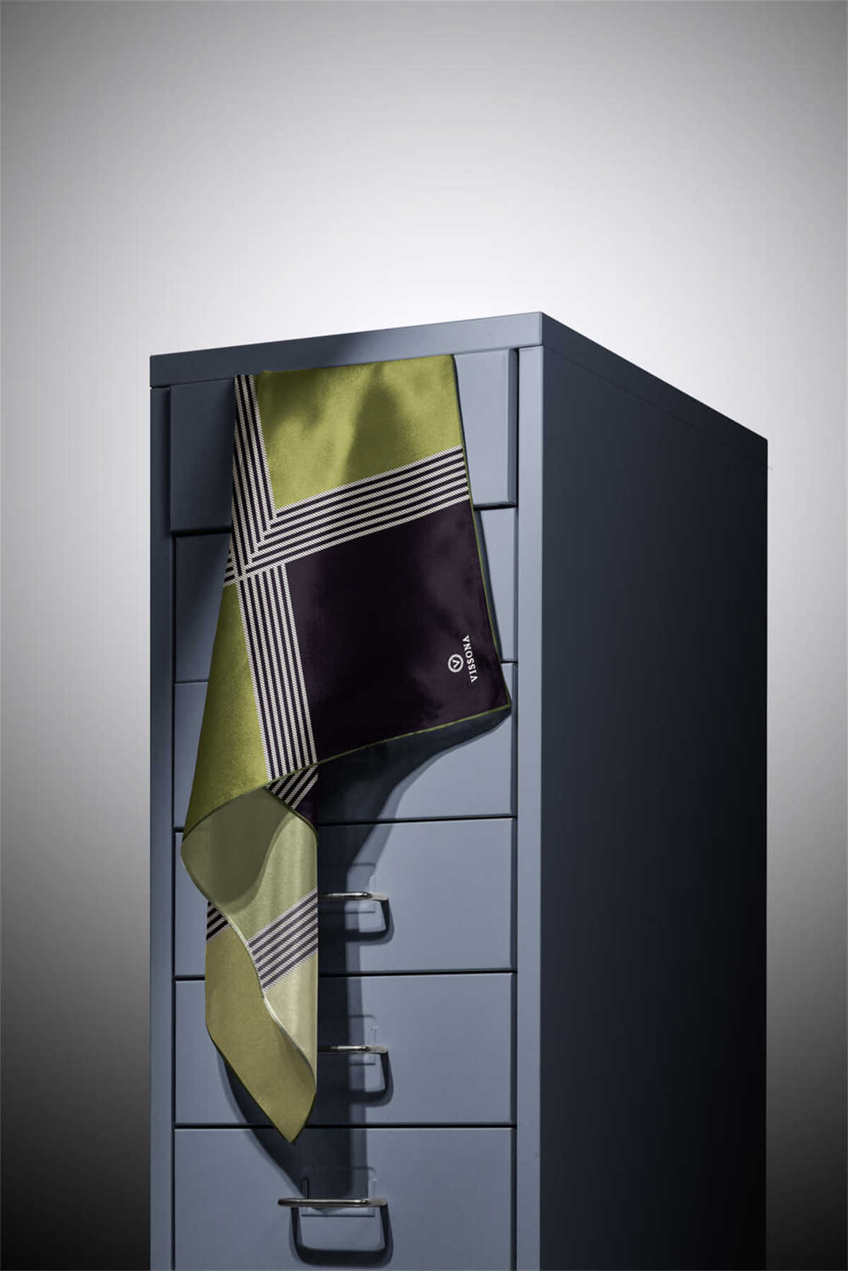 % 57 İPEK % 43 VİSKON Twill İpek Geometrik Desenli Haki Renkli 90x90 Eşarp Dikim Şekli : El Dikişi