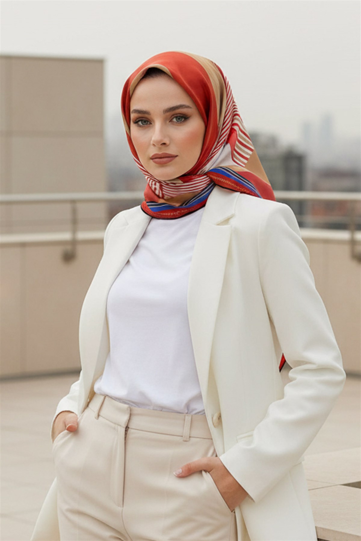 %100 Twill İpek Geometrik Desenli Kırmızı - Saks Renkli 90x90 Eşarp Dikim Şekli : El Dikişi