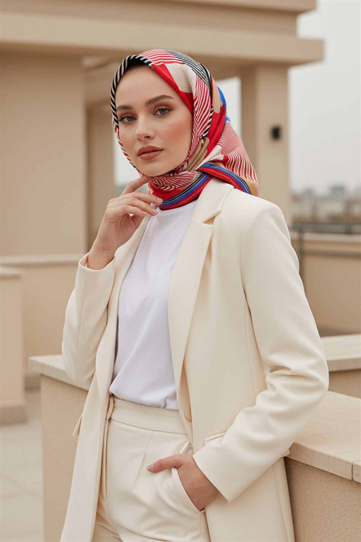 %100 Twill İpek Geometrik Desenli Kırmızı - Saks Renkli 90x90 Eşarp Dikim Şekli : El Dikişi