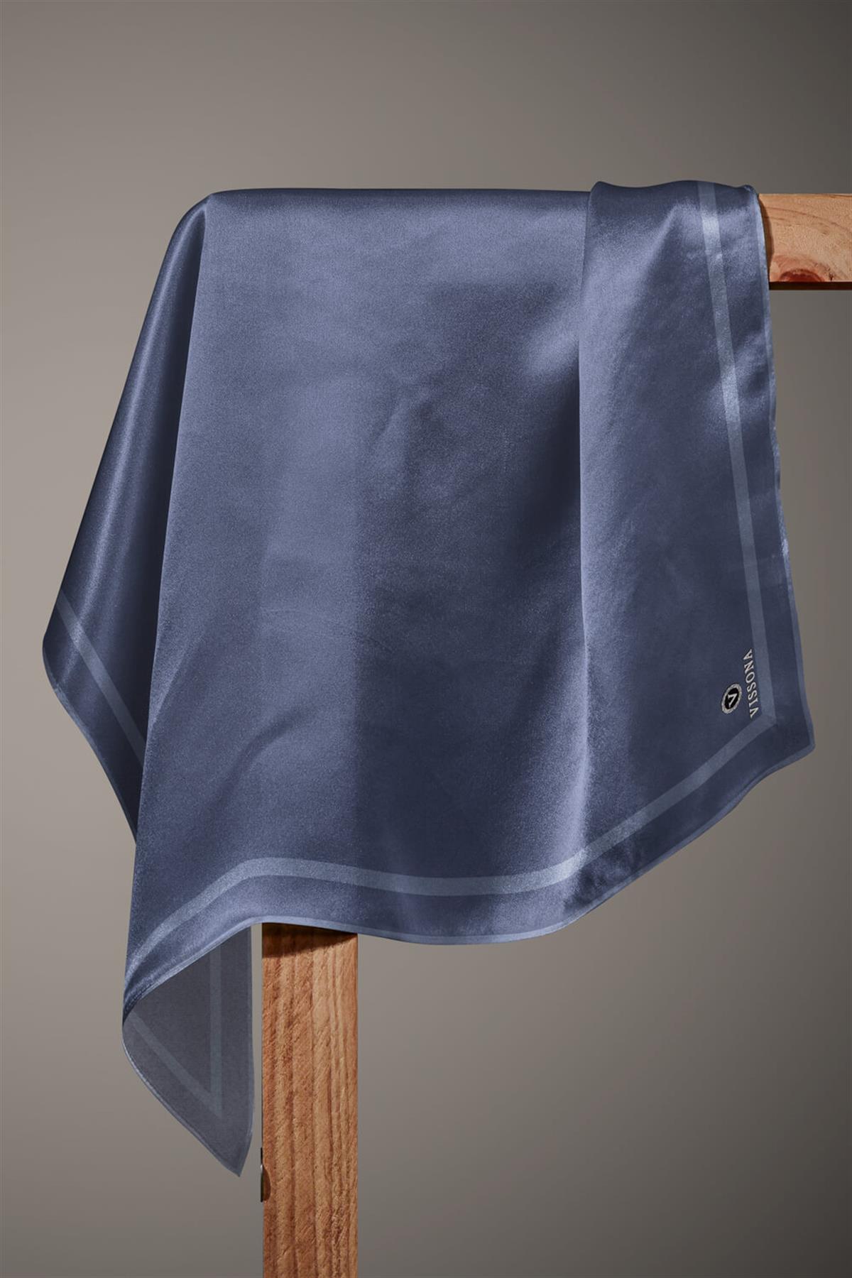 100% Twill İpek Düz Renk Bordür Desenli Gri Renkli Daha Tok Exclusive Serisi 90x90 Dikim Şekli : El Dikişi Eşarp