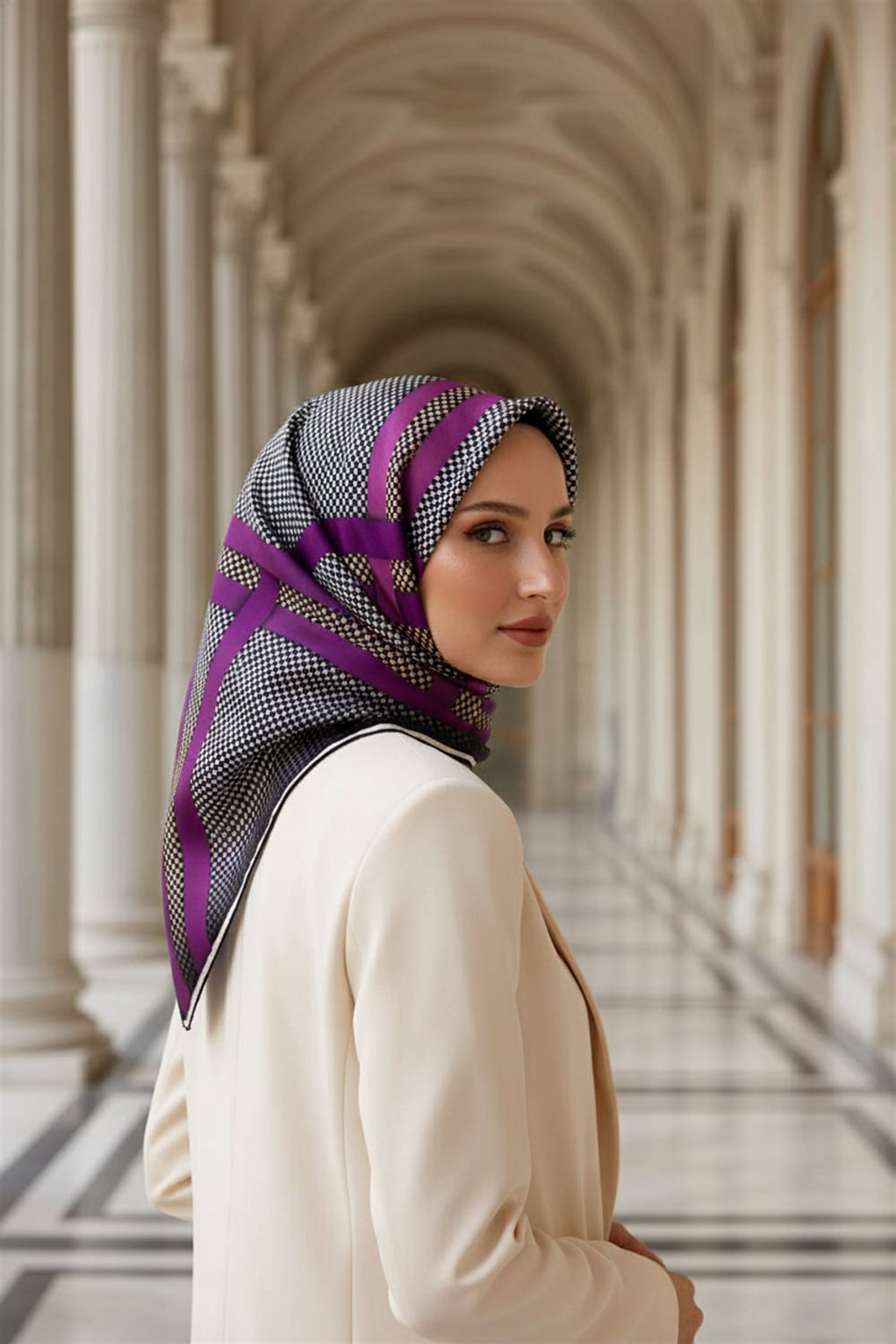 %100 Twill İpek Kazayağı Desenli Krem - Mürdüm Renkli 90x90 Eşarp Dikim Şekli : El Dikişi