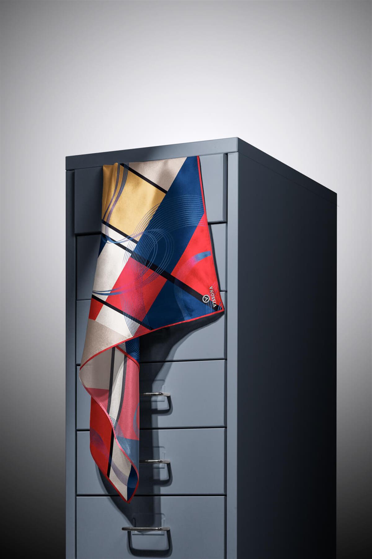 %100 Twill İpek Geometrik Desenli Kırmızı- Lacivert Renkli 90x90 Eşarp Dikim Şekli : El Dikişi