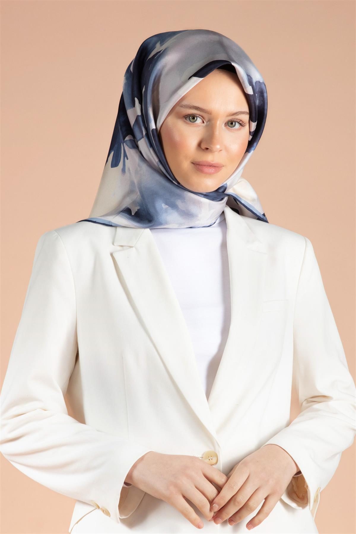 %100 Twill İpek Yaprak Desenli İndigo Mavisi - Lacivert Renkli 90x90 Eşarp Dikim Şekli : El Dikişi