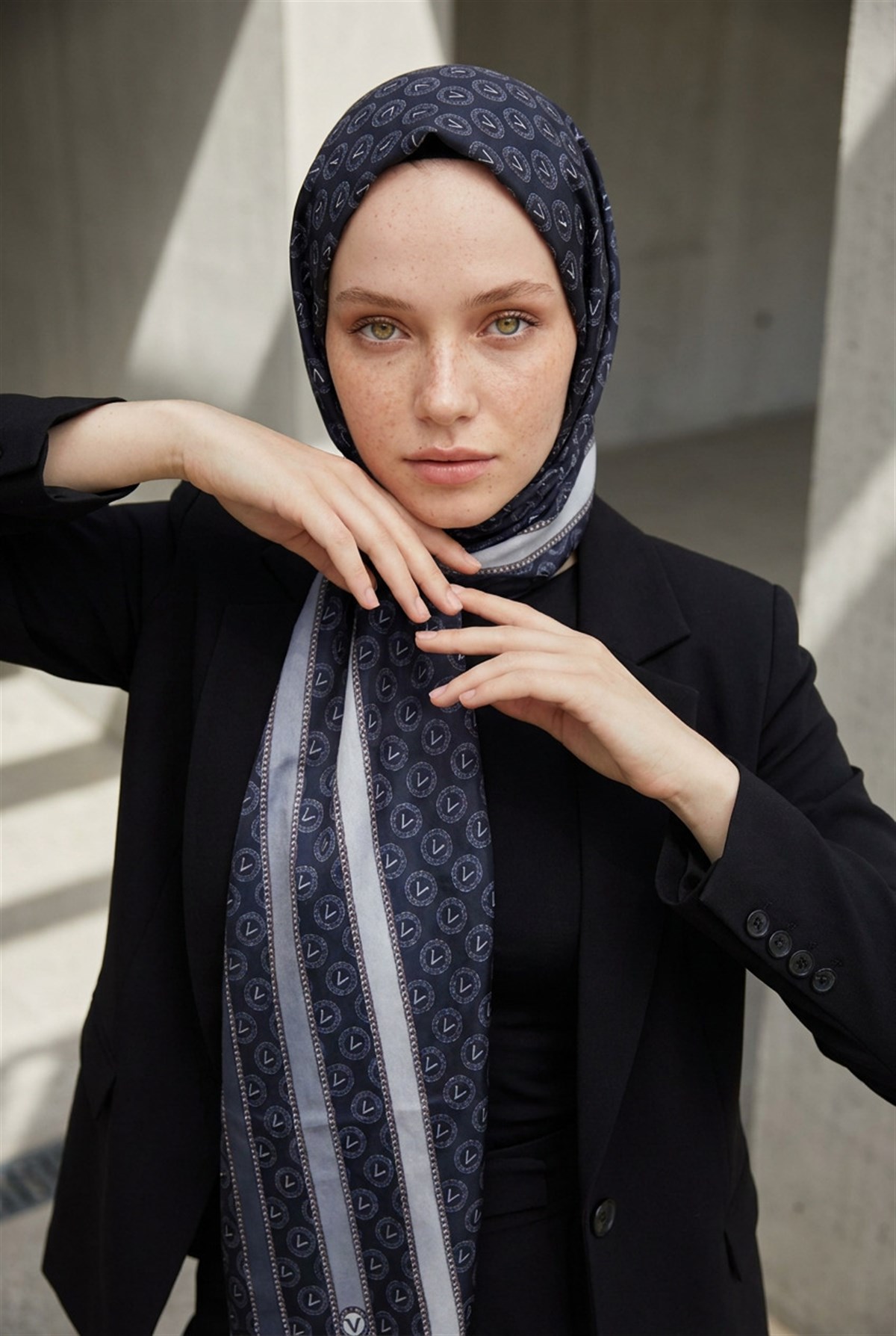 %100 Saf İpek Şal İnce Saten Vual Dokuma Monogram Desenli Füme - Siyah Renkli 90x210 Şal