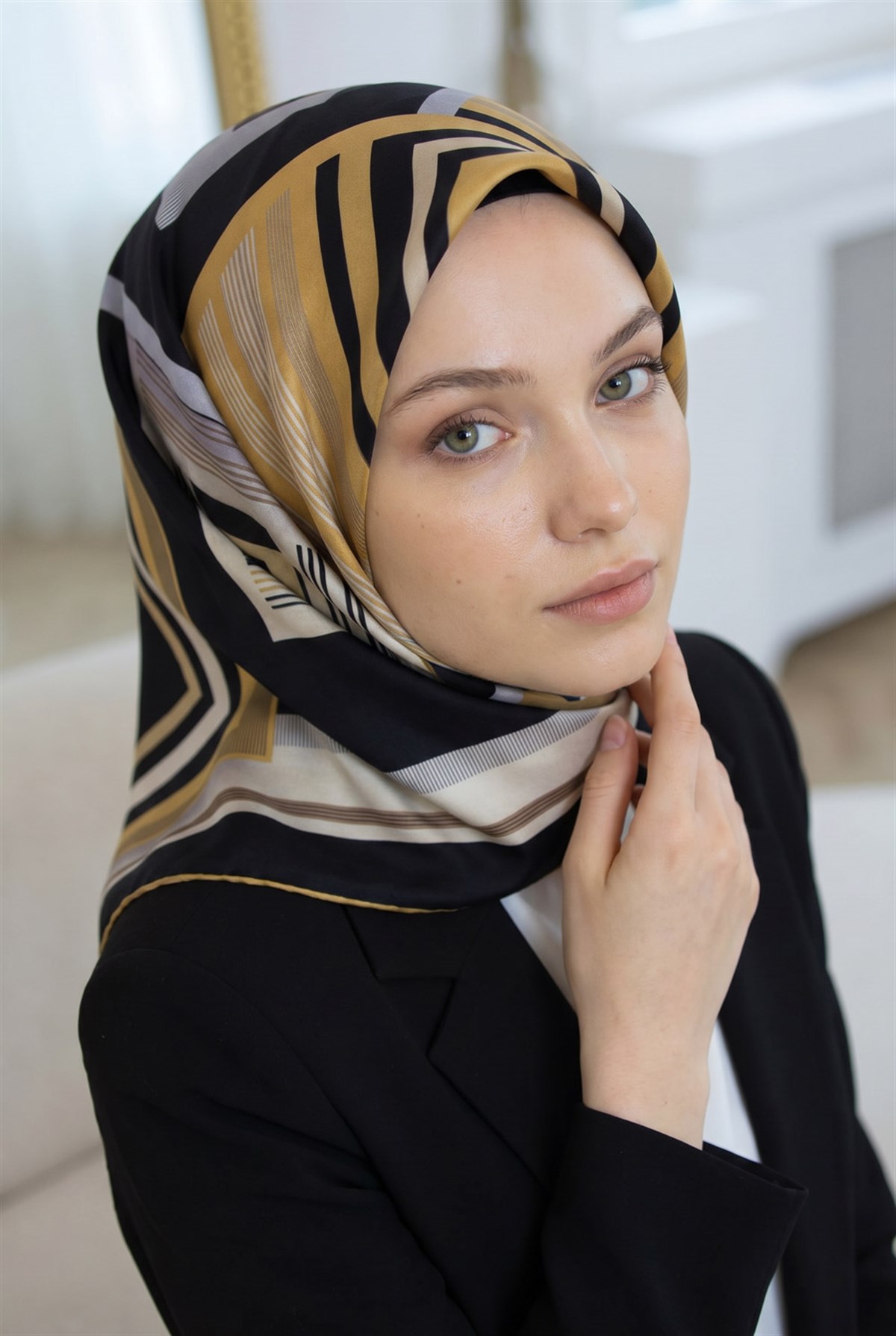 %100 Twill İpek Kare Desenli Siyah - Gold Renkli 90x90 Eşarp Kenar Dikiş Şekli El Dikişli