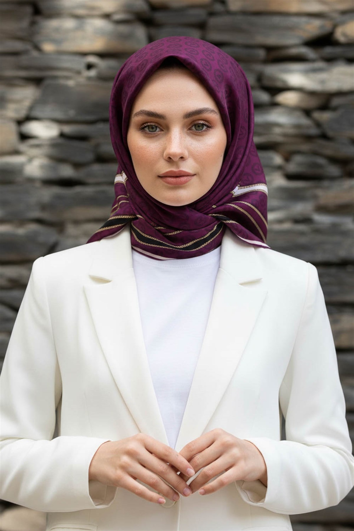 %100 Twill İpek Monogram Desenli Mürdüm - Siyah Renkli 90x90 Eşarp Dikim Şekli : El Dikişi