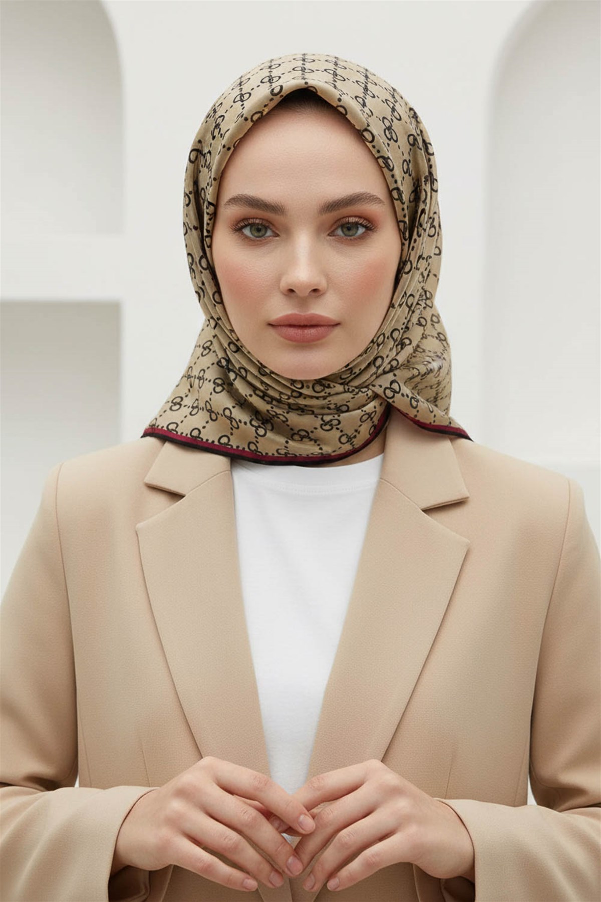 %100 Twill İpek Geometrik Desenli Siyah - Bej Renkli 90x90 Eşarp Dikim Şekli : El Dikişi