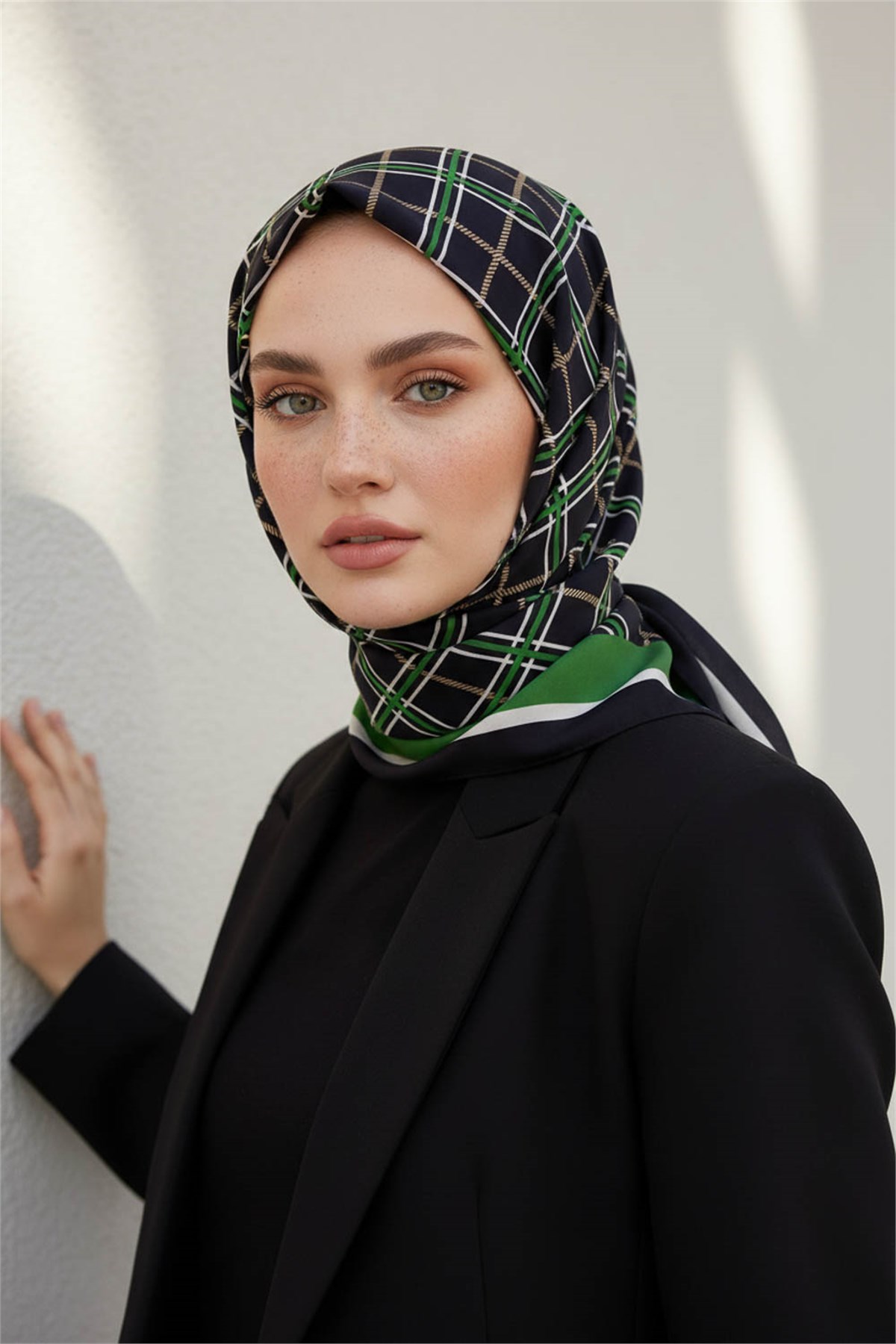 KREP EKOSE DESENLİ SİYAH - ZÜMRÜT YEŞİLİ RENKLİ 75X195 KIRIŞMAZ ŞAL