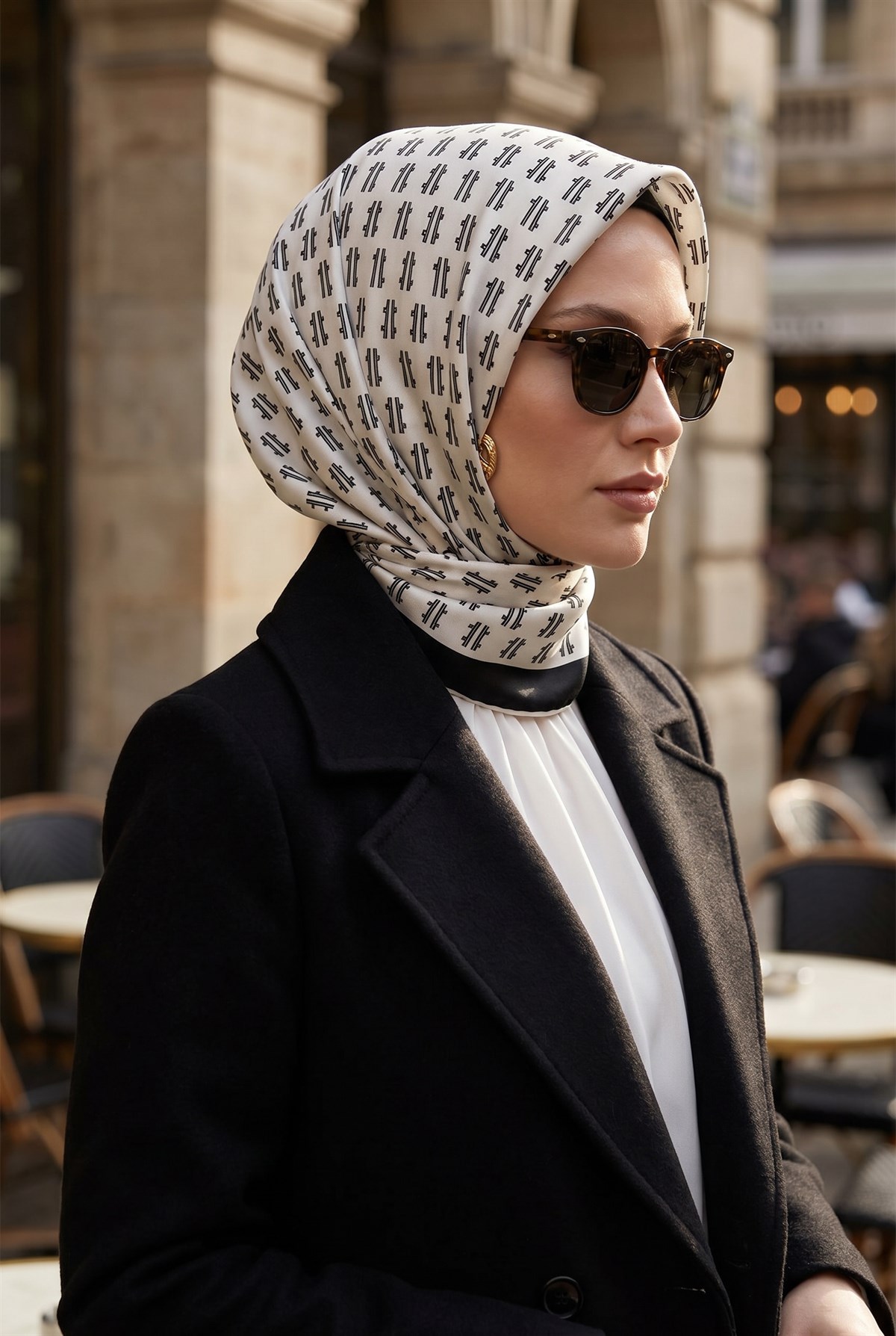 %100 Twill İpek Geometrik Desenli Krem - Siyah Renkli 90x90 Eşarp Dikim Şekli : El Dikişi