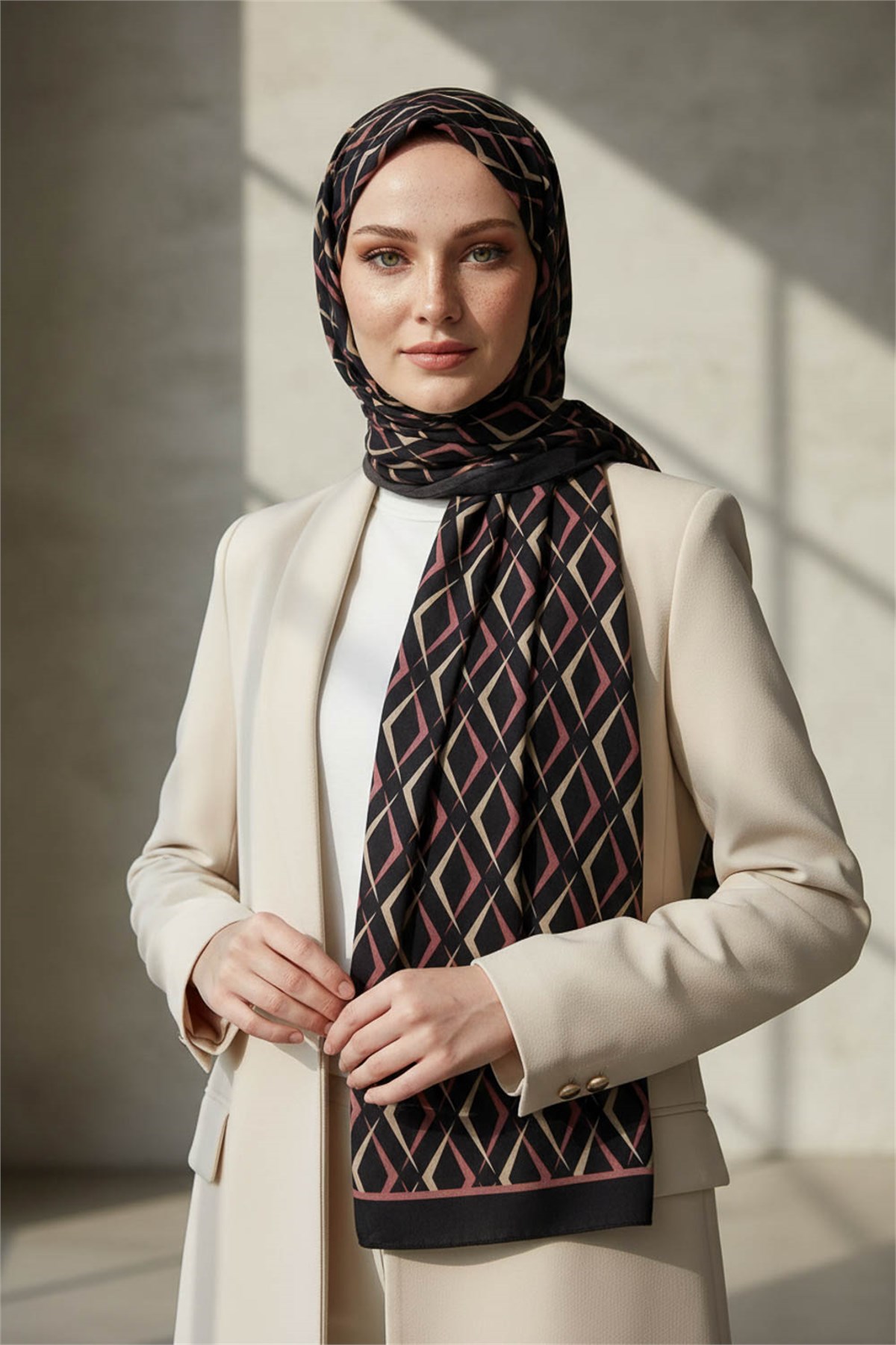 KREP GEOMETRİK DESENLİ SİYAH - GÜL KURUSU RENKLİ 75X195 KIRIŞMAZ ŞAL