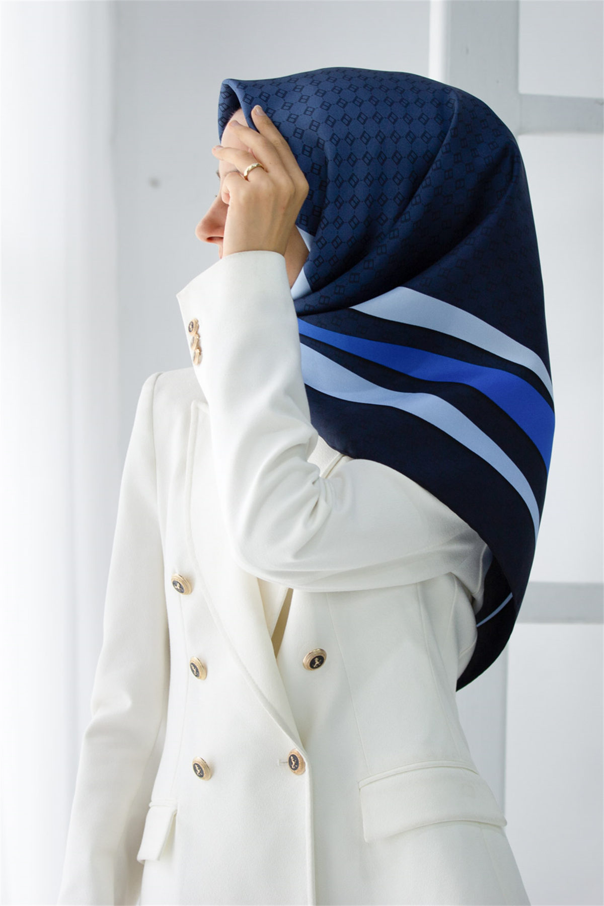 % 57 İPEK % 43 VİSKON Twill İpek Degrade Desenli Lacivert - İndigo Renkli 90x90 Eşarp Dikim Şekli : El Dikişi