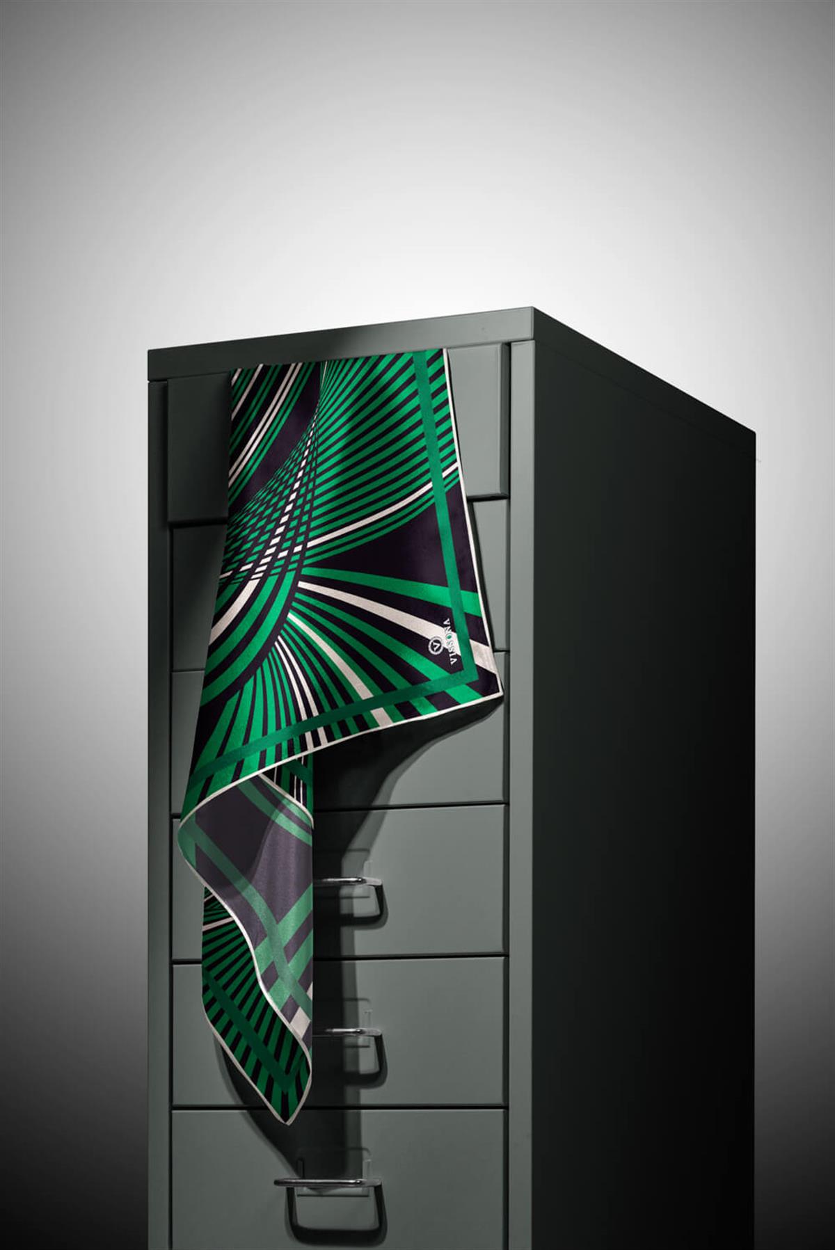 %100 Twill İpek Çizgili Desenli Zümrüt Yeşili - Krem Renkli 90x90 Eşarp Dikim Şekli : El Dikişi