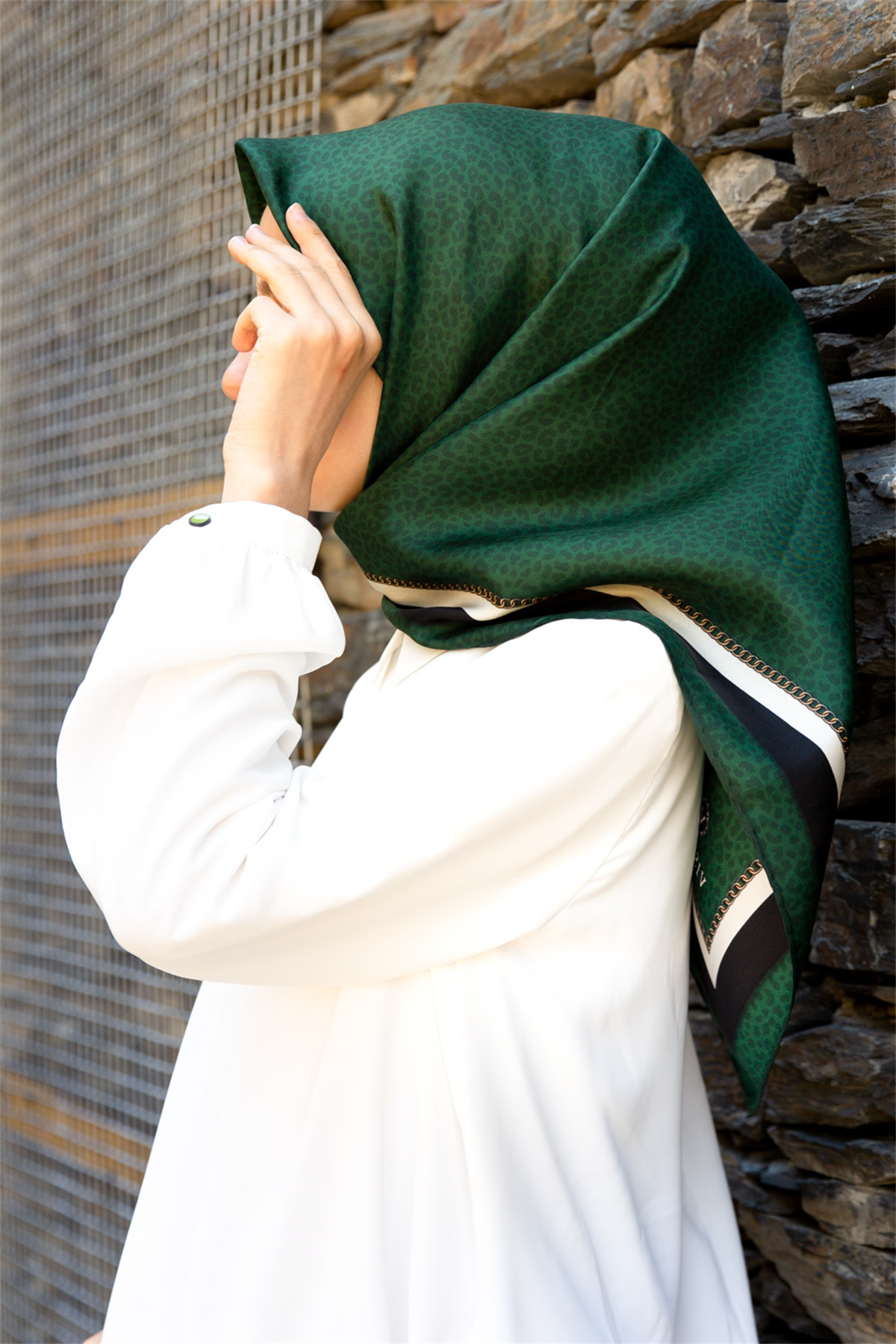 % 57 İPEK % 43 VİSKON Twill İpek Leopar Desenli Zümrüt Yeşili Renkli 90x90 Eşarp Dikim Şekli : El Dikişi