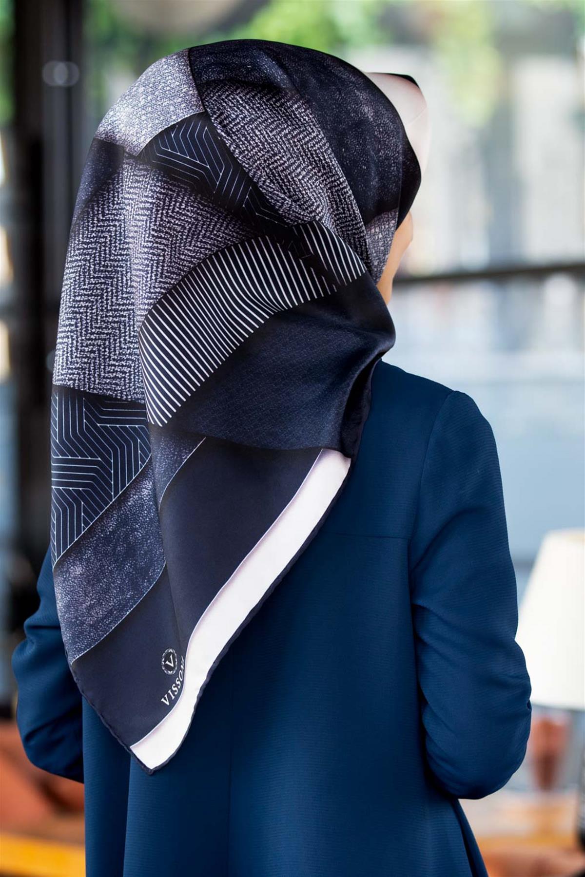 %100 Twill İpek Dokulu ve Geometrik Desenli Lacivert - Krem Renkli 90x90 Eşarp Dikim Şekli : El Dikişi