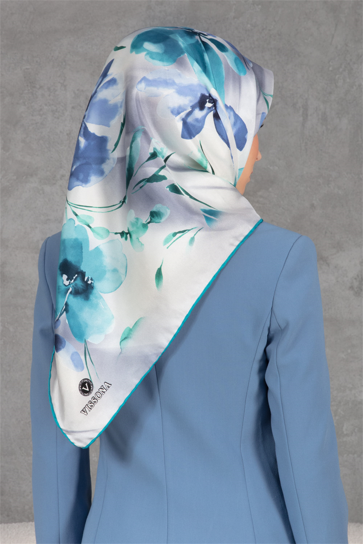 %100 Twill İpek Çiçek Desenli Gri - İndigo Renkli 90x90 Dikim Şekli : El Dikişi Eşarp