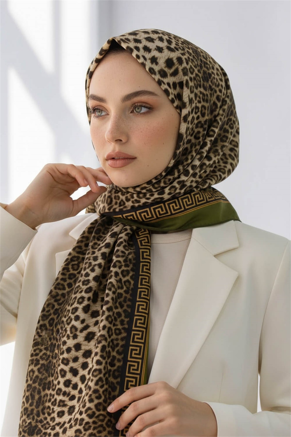 KREP BAROK BARDÜRLÜ LEOPAR DESENLİ BEJ - HAKİ RENKLİ 75X195 KIRIŞMAZ ŞAL