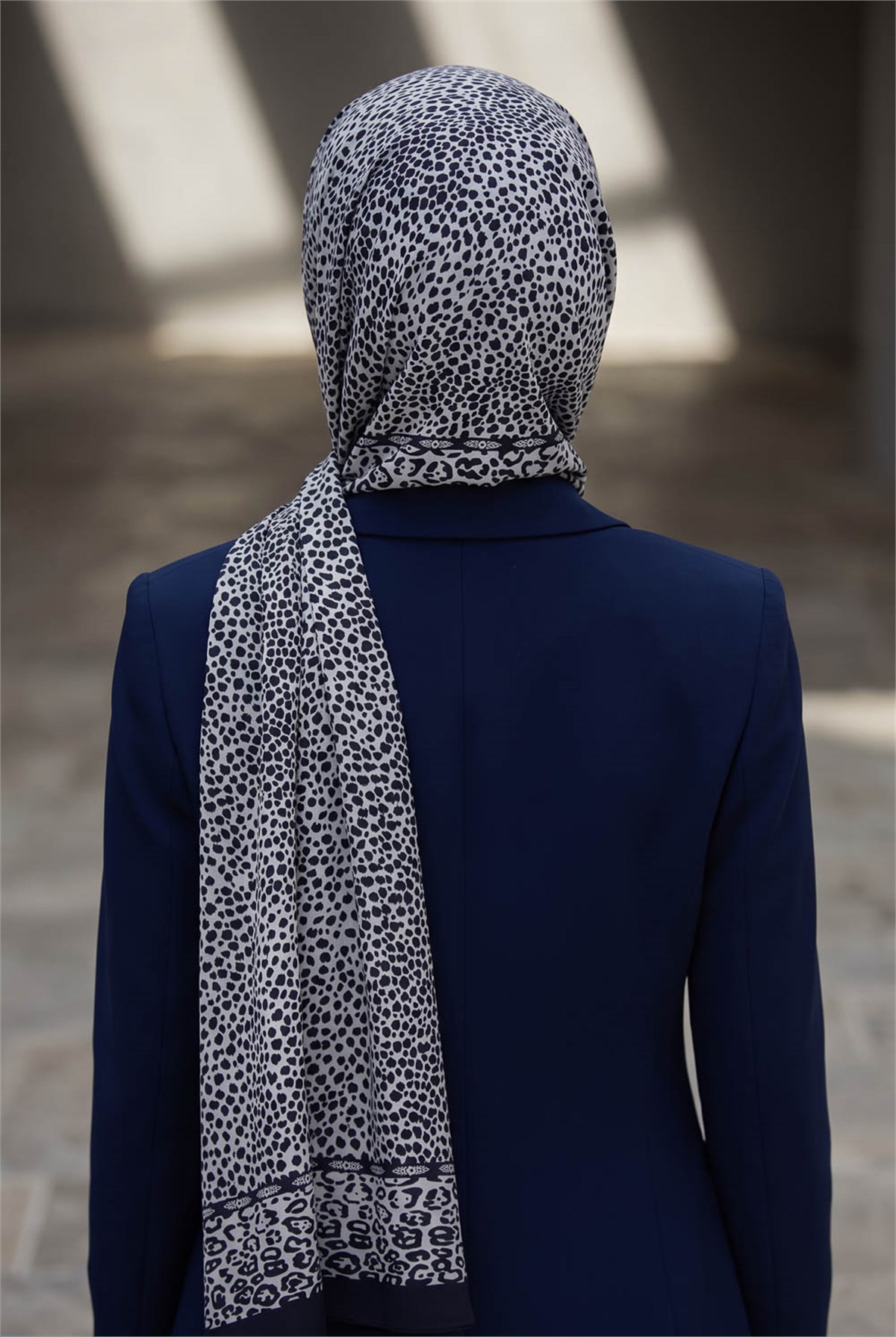 KREP LEOPAR DESENLİ GRİ RENKLİ 75X195 KIRIŞMAZ ŞAL