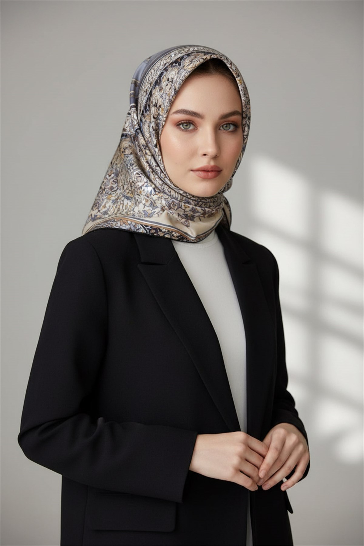 %100 Twill İpek Şal Desenli Gri Renkli 90x90 Eşarp Dikim Şekli : El Dikişi