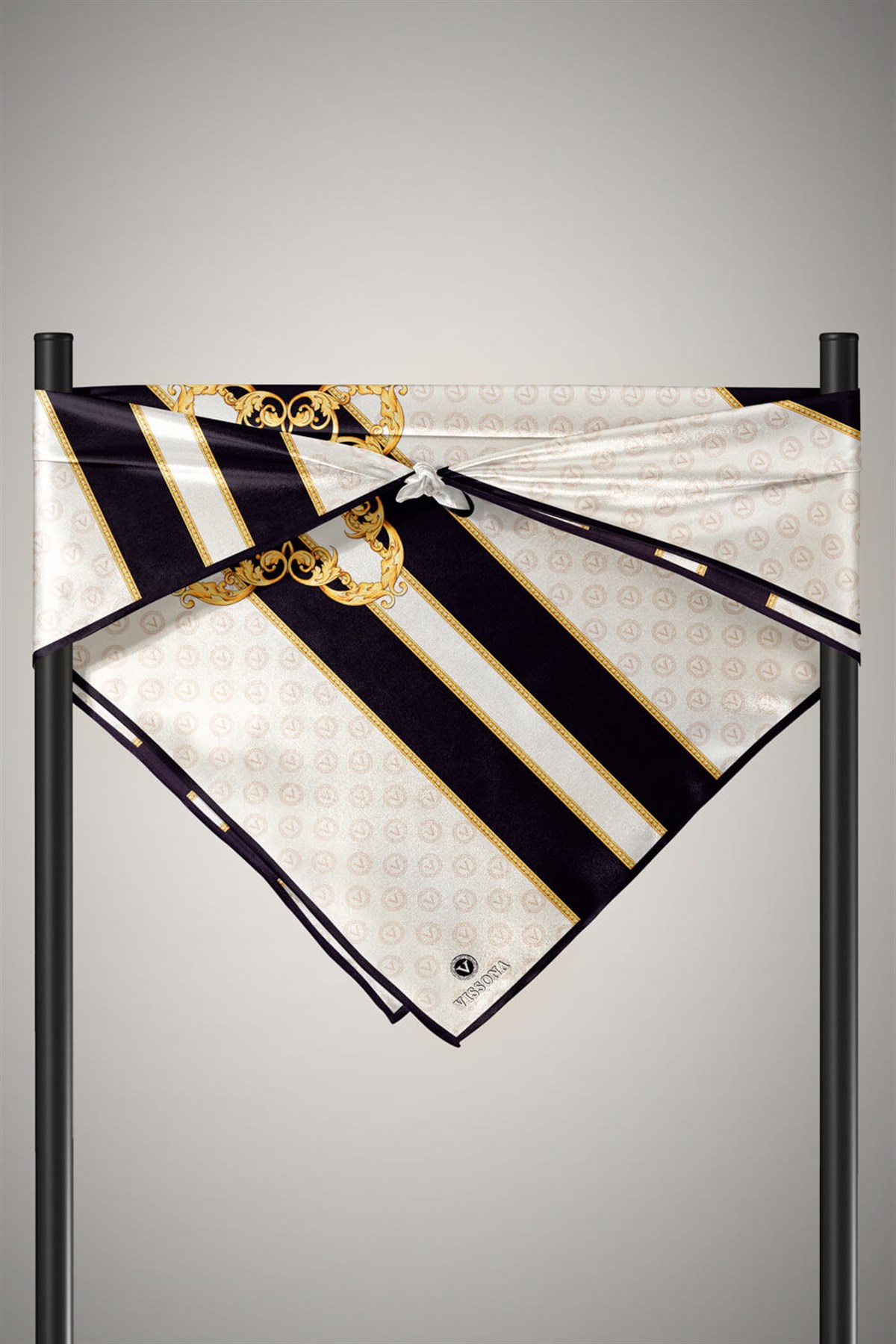 %100 Twill İpek Monogramlı Ve Barok Desenli Siyah - Krem Renkli 90x90 Eşarp Dikim Şekli : El Dikişi