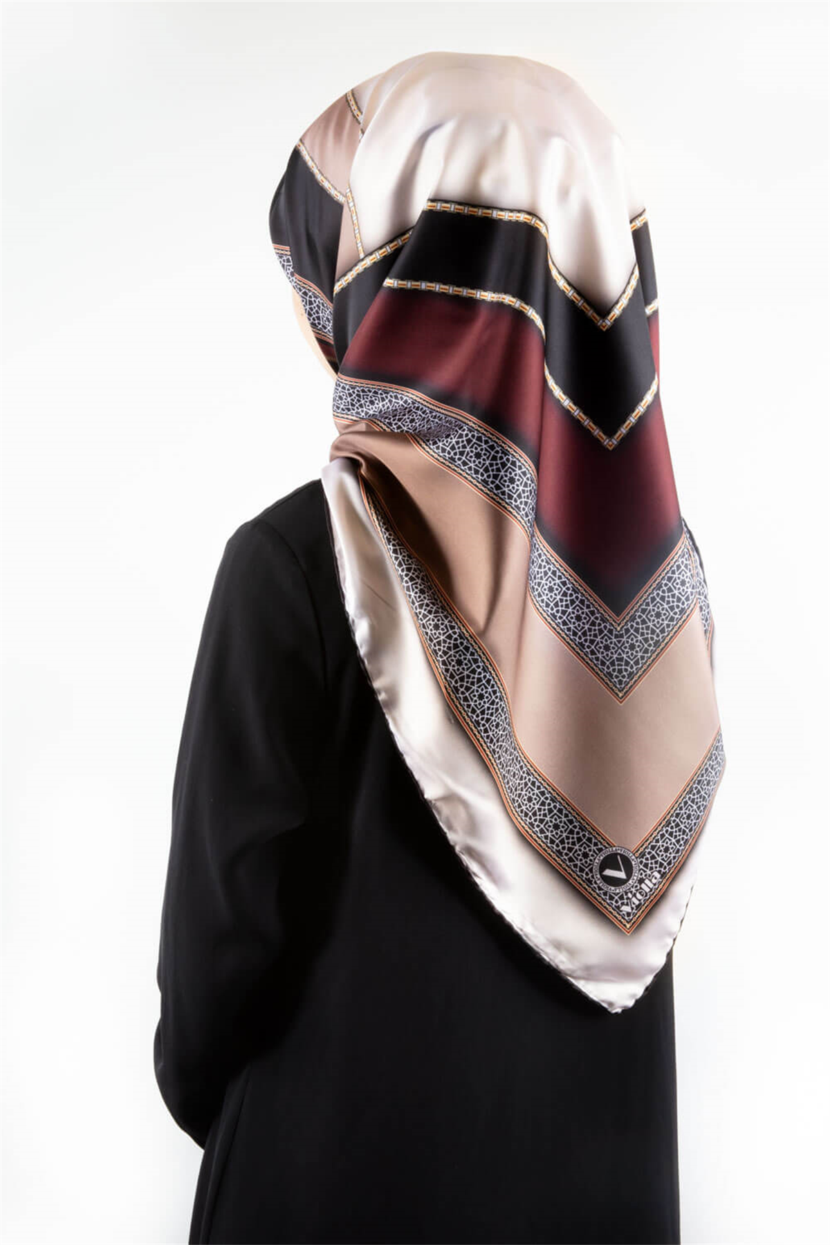 Twill Gold Detaylı ve Antik Motif Desenli Bordo Renkli 90x90 Eşarp (İpek İçermez) Kenar Dikiş Şekli El Dikişli